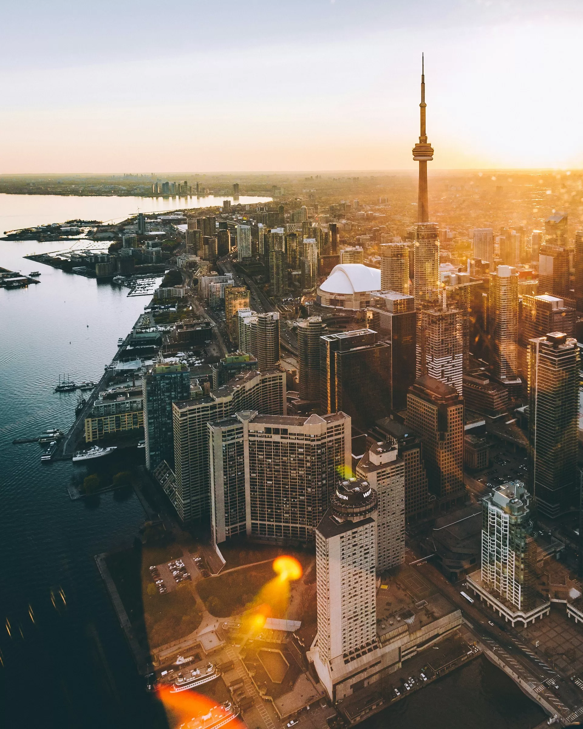 Luchtfoto van het centrum van Toronto bij zonsondergang