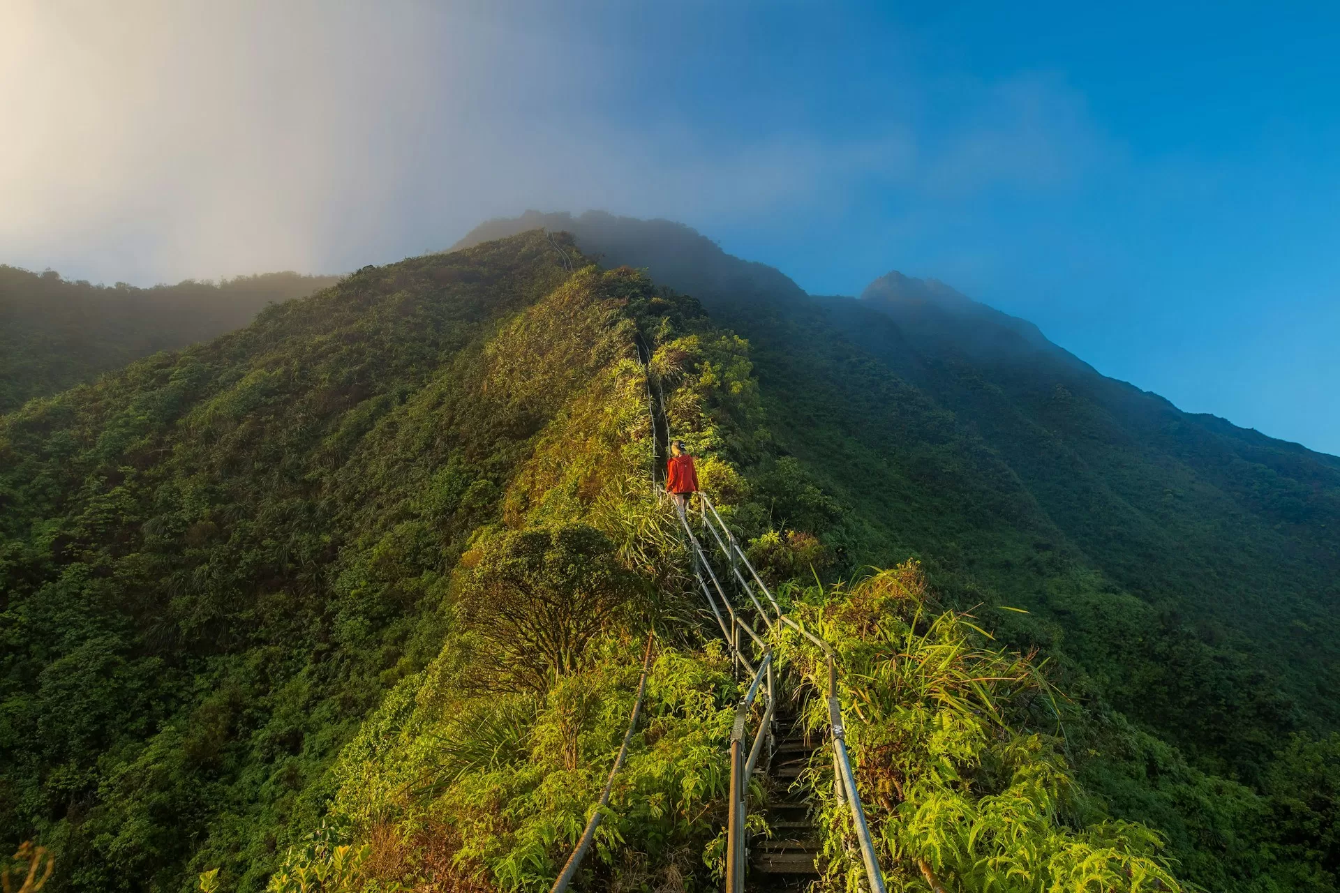 The Stairway to Heaven (Haiku Stairs) op Oahu, Hawaii, iconische trap met uitzicht op weelderige natuur.
