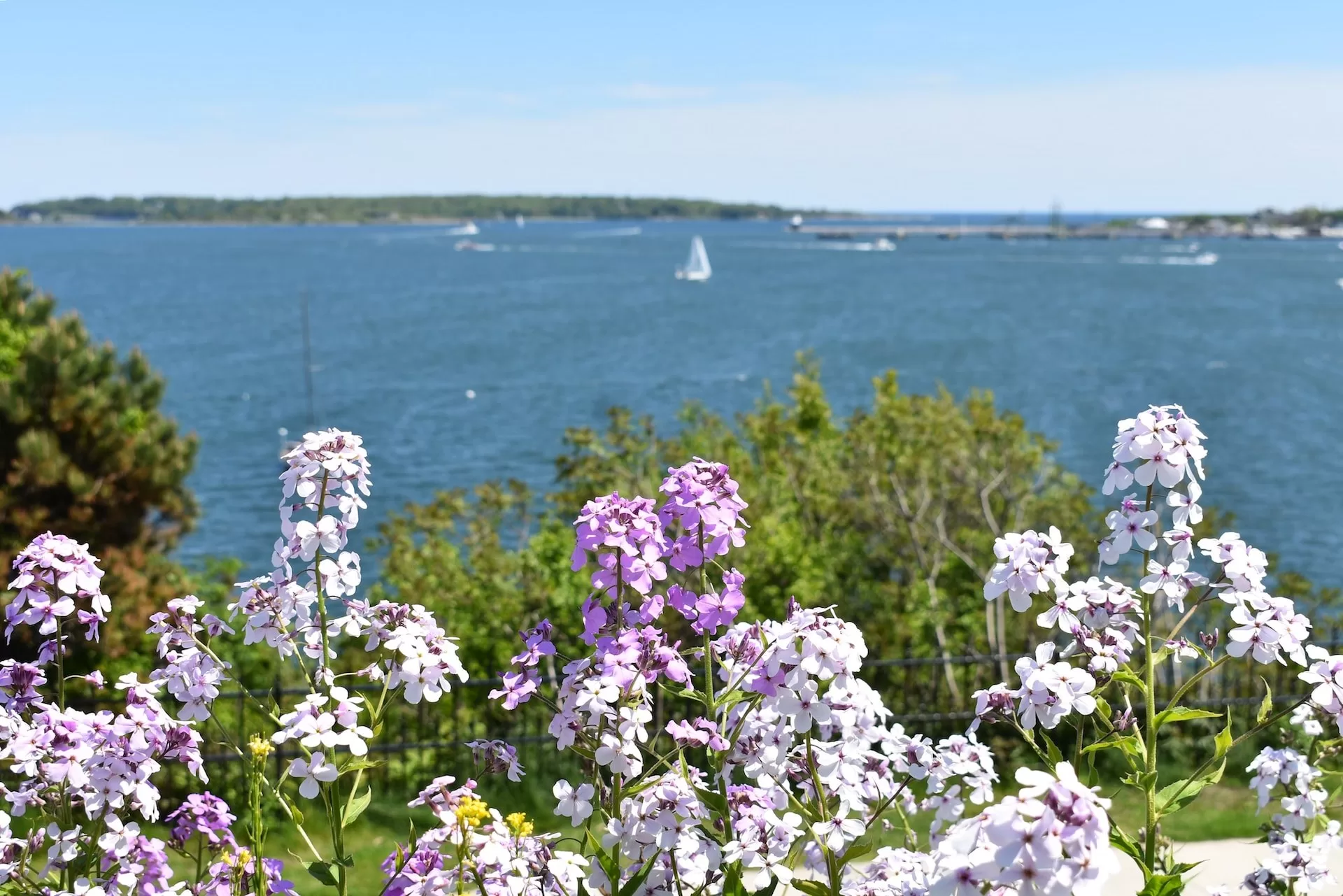 Uitzicht vanaf de kust van Portland, Maine over de Atlantische oceaan