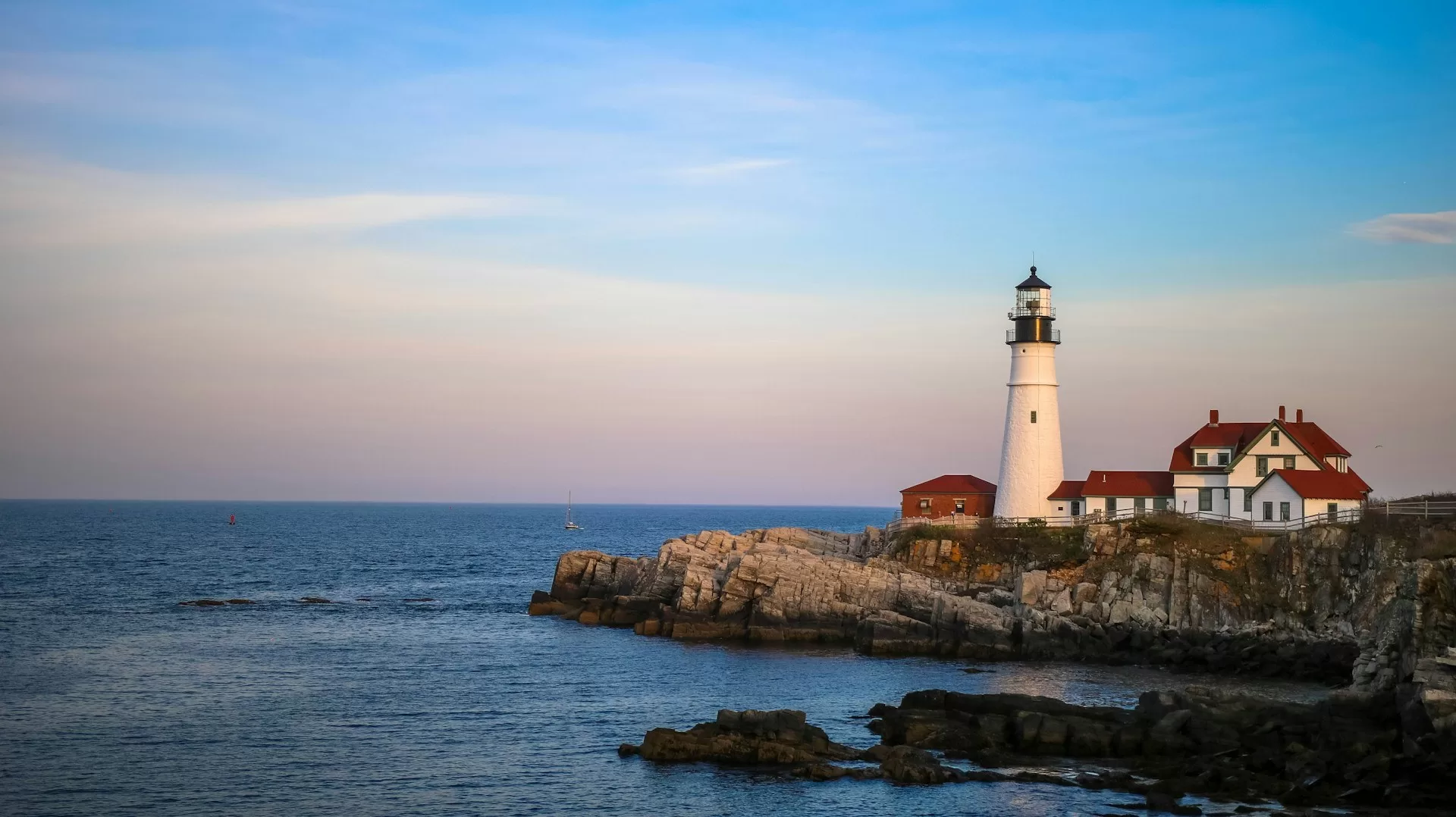 Uitzicht op de vuurtoren aan de kust van Portland, Maine