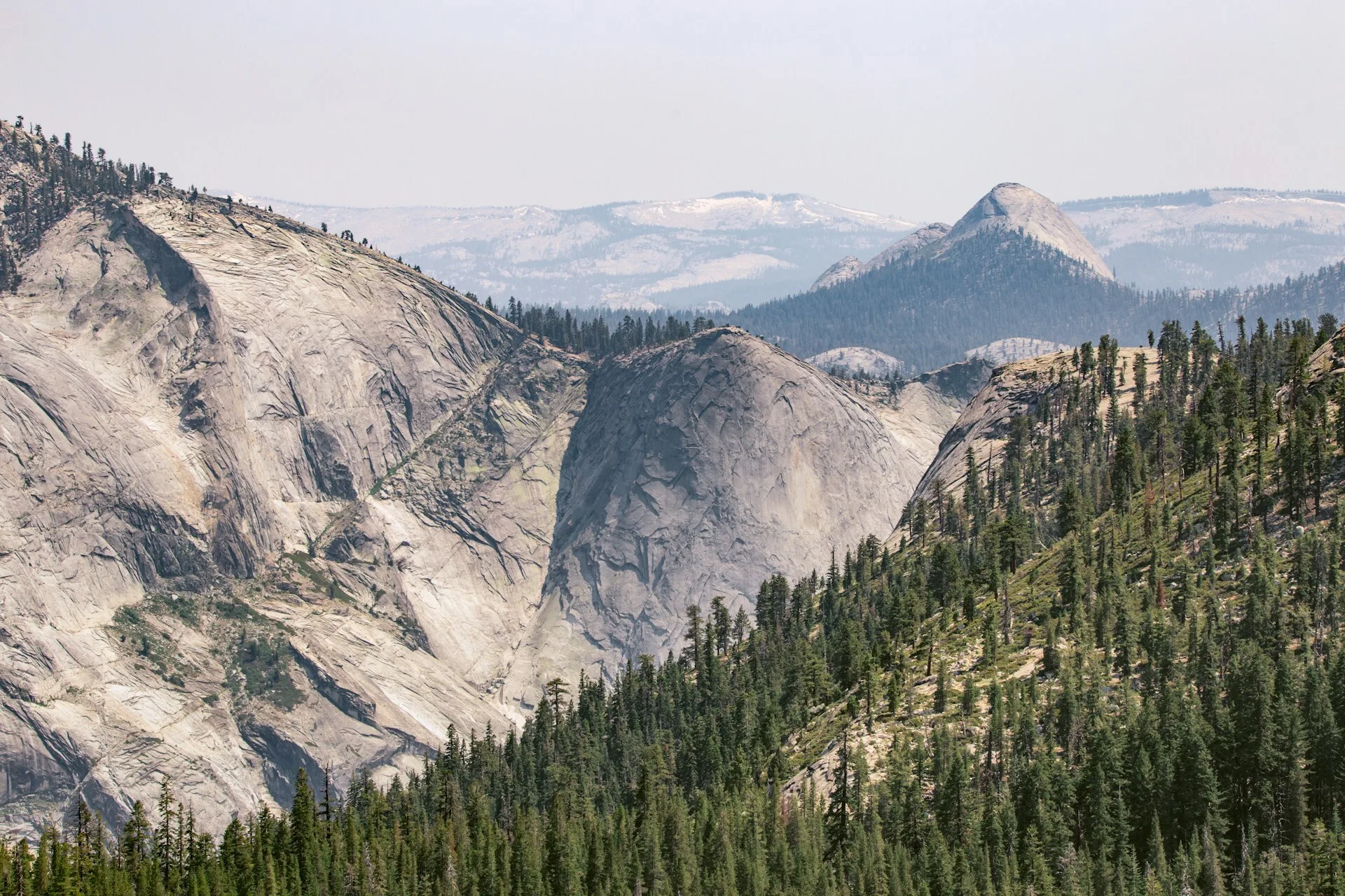 Uitzicht over de grijze rotsmassieven van Yosemite National Park