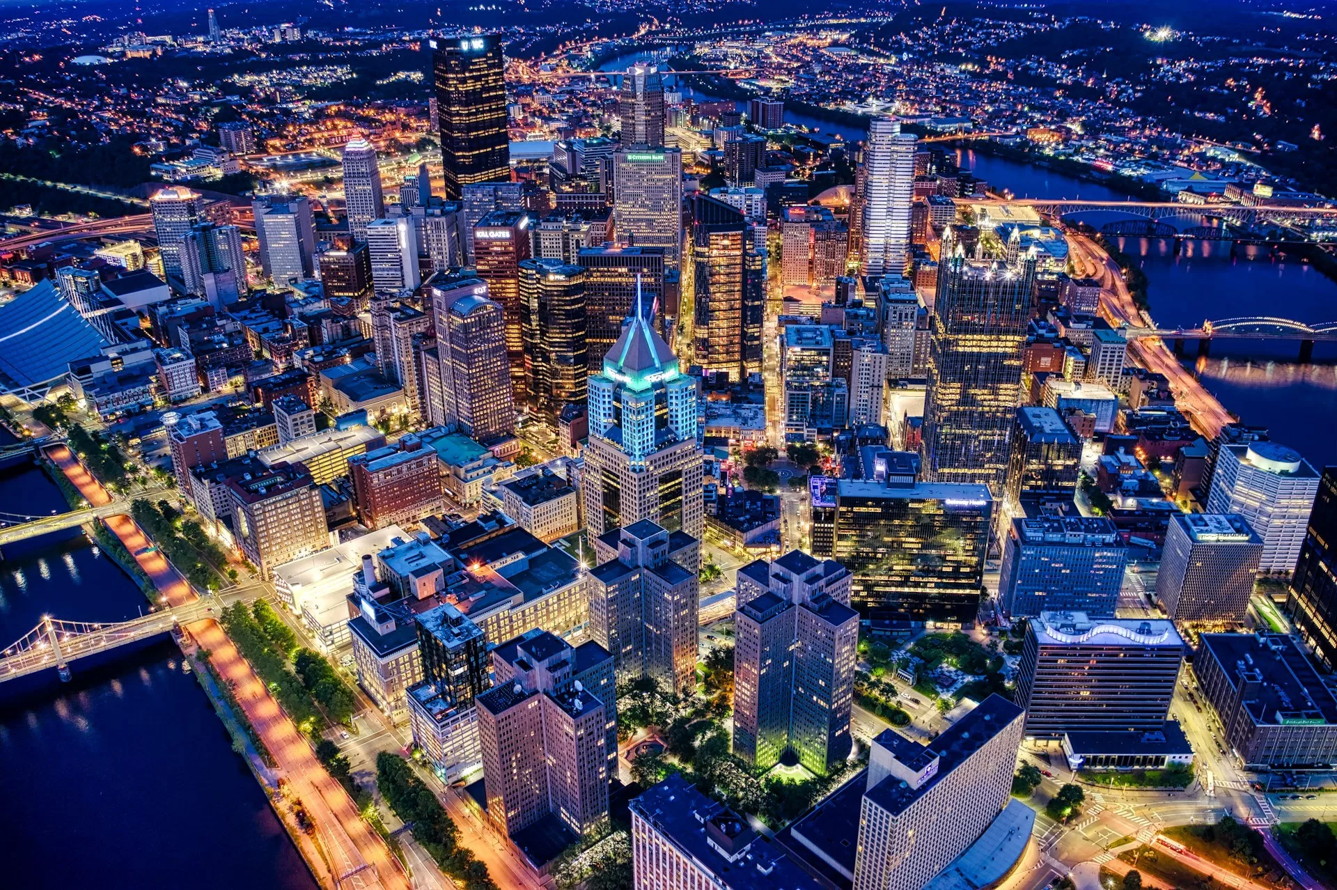 Uitzicht over de stad van Pittsburgh, Pennsylvania in de avond