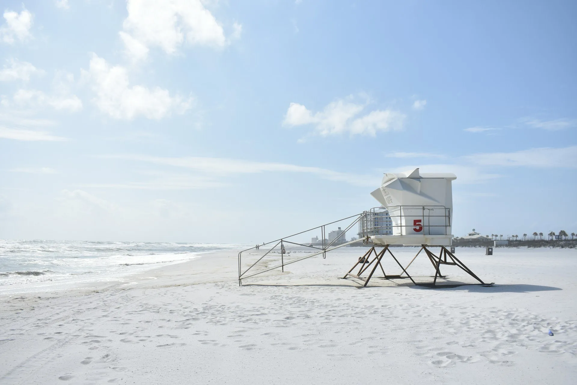 Het witte zandstrand met life guard huisje van Pensacola Beach.
