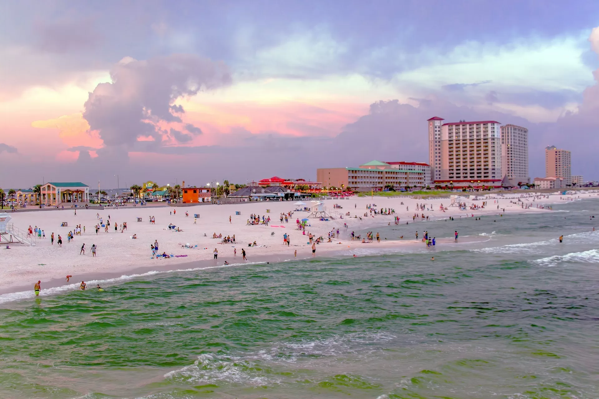 Het strand van Pensacola Beach met de hotels op de achtergrond