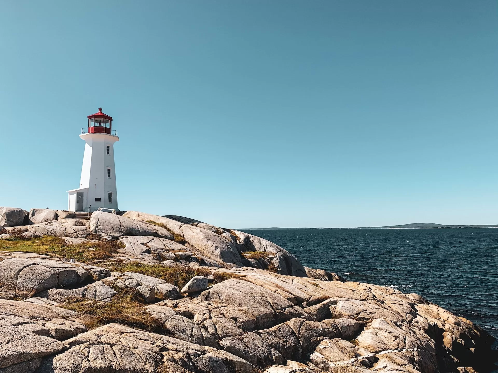 Een vuurtoren op de rotsen langs het water van Peggy's Cove, Canada
