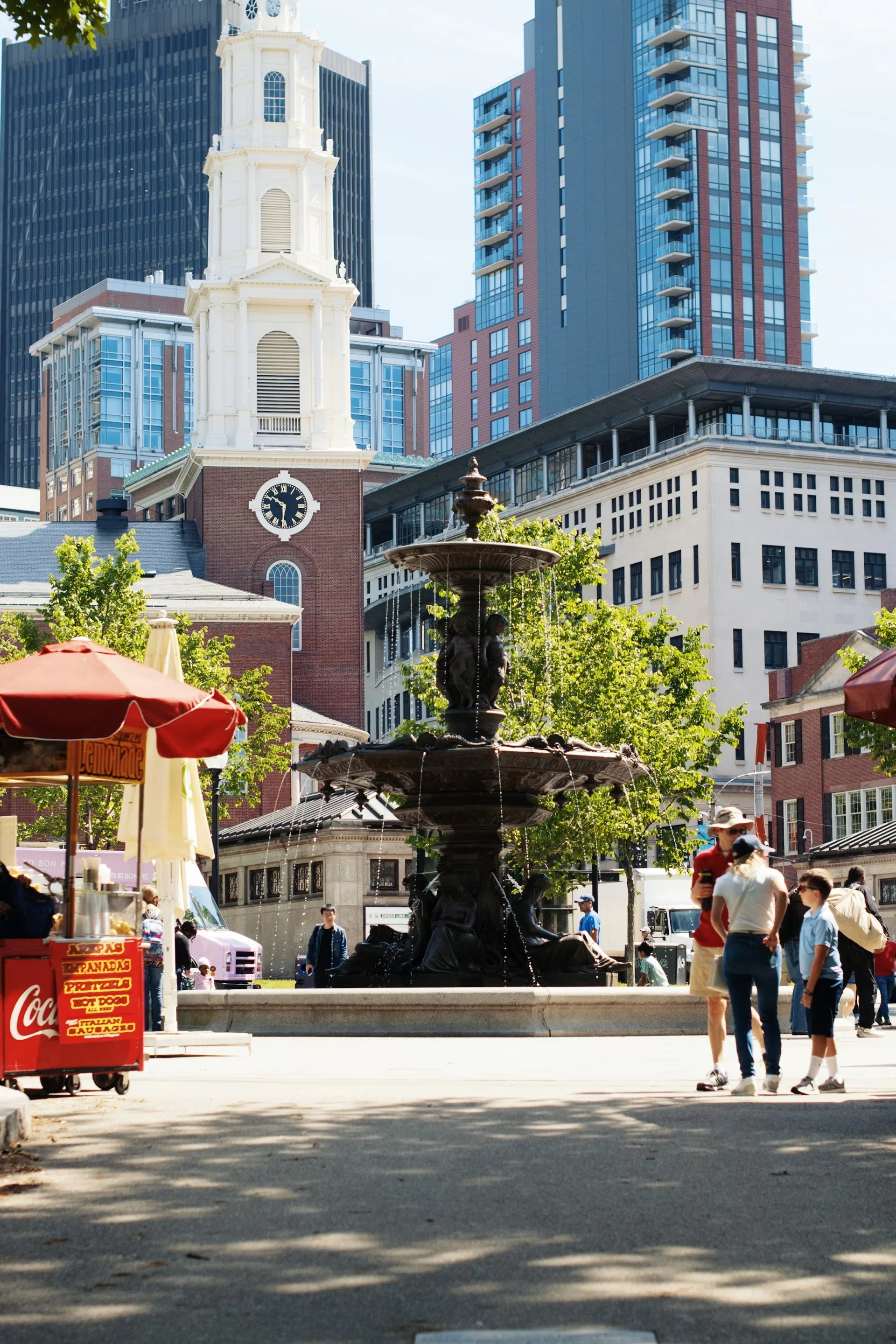 Park Street Church in Boston met een rode hotdogkraam, mensen en fontein op de voorgrond