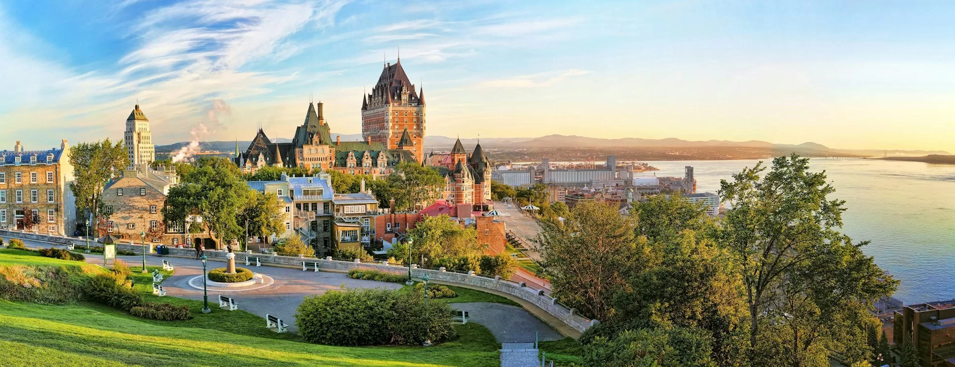 Luchtfoto van Old Quebec, Canada, met duidelijk zicht op de toren en historische gebouwen in Vieux Québec.