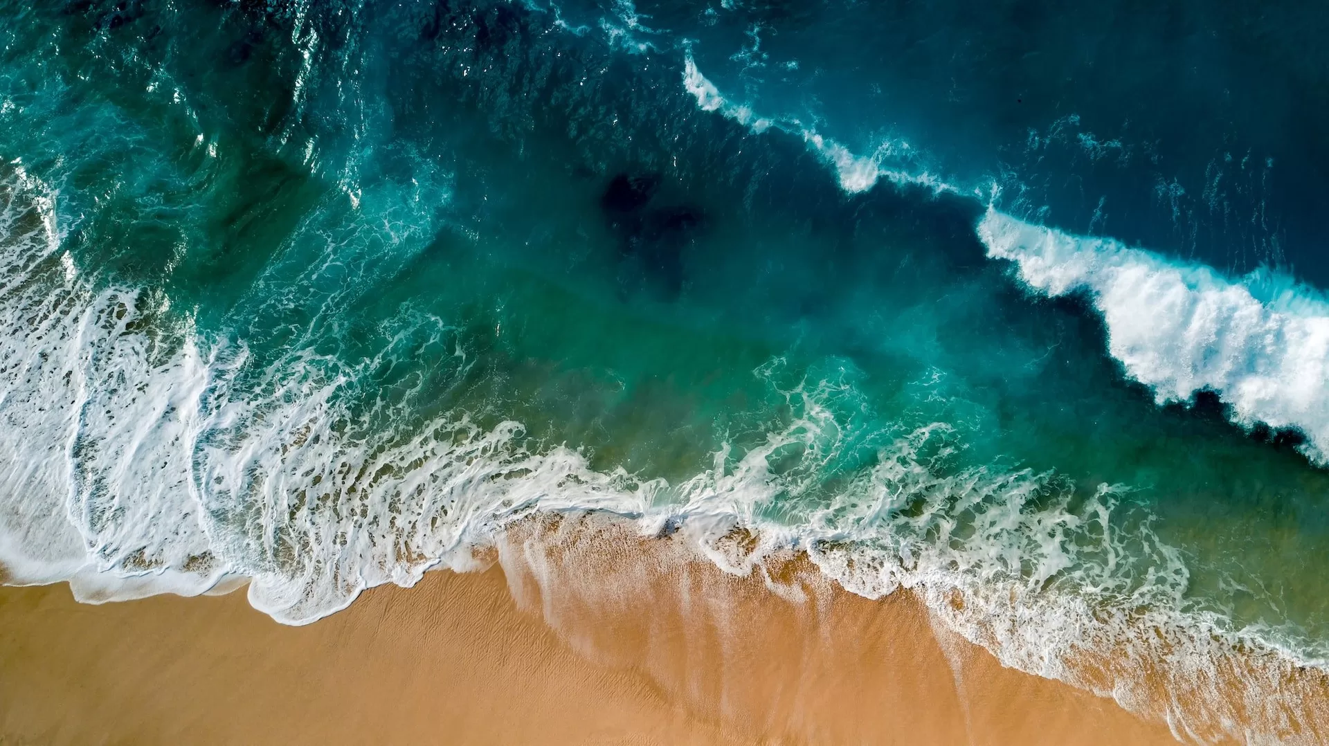 Luchtfoto van North Shore Waialua Oahu Hawaii met blauw water en zandstrand