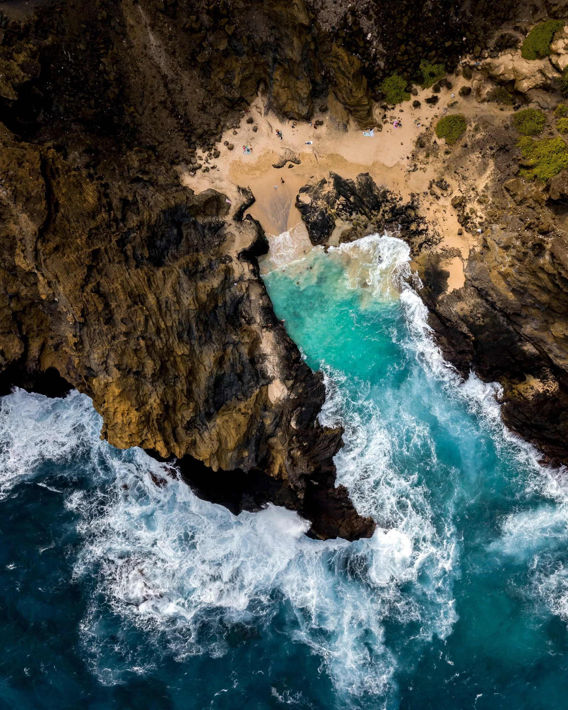 Luchtfoto van North Shore Waialua Oahu Hawaii met helderblauw water en kustlijn