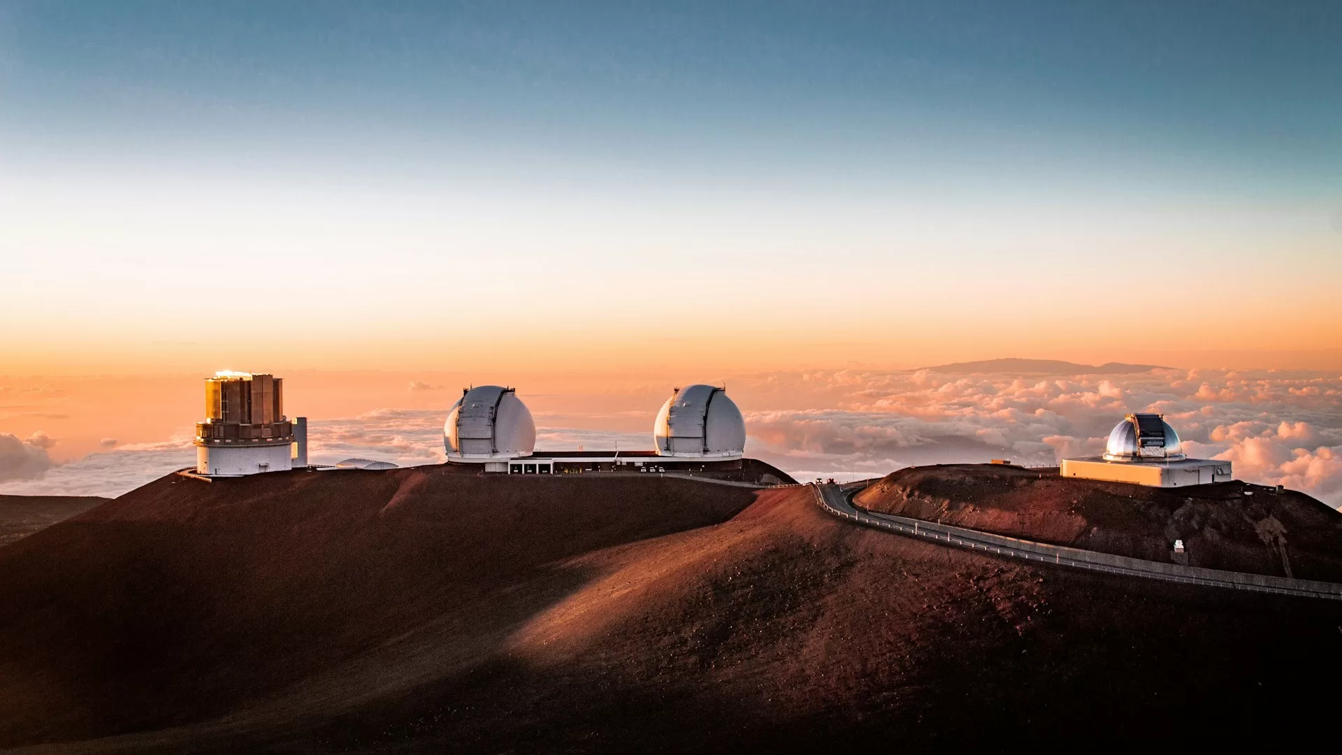 De observatiecentra op Mauna Kea Hawaii bij zonsondergang