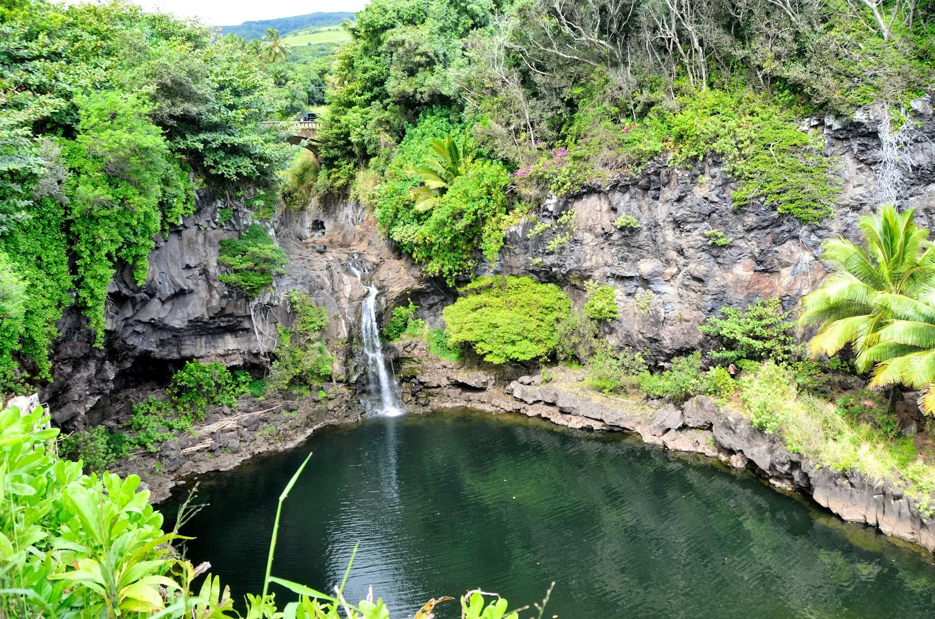 Waterval tussen rotsen in groen tropisch landschap bij Hana, Maui, Hawaii