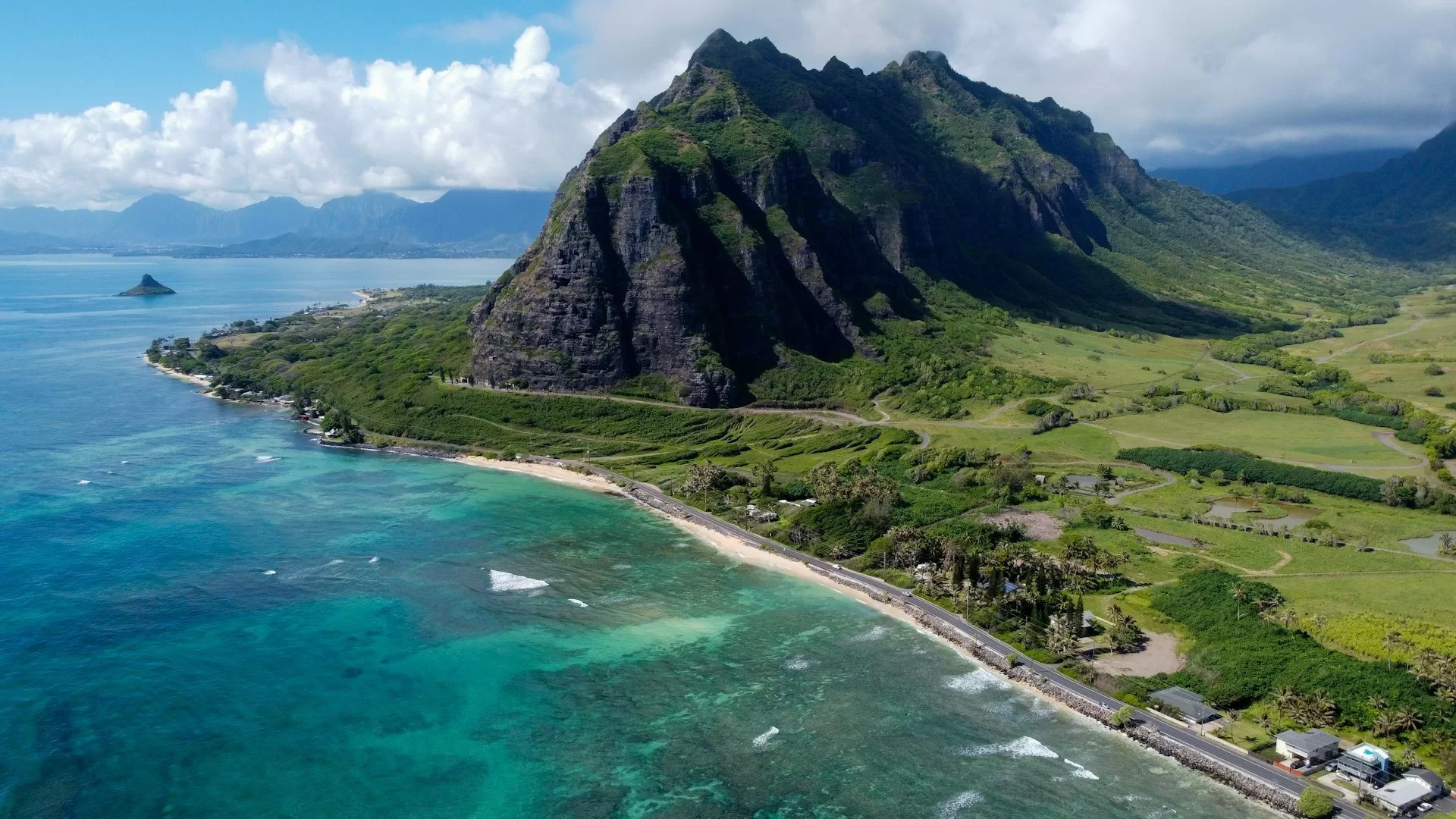 Luchtfoto van Kualoa Ranch Oahu Hawaii omringd door blauw oceaanwater en weelderig groen landschap