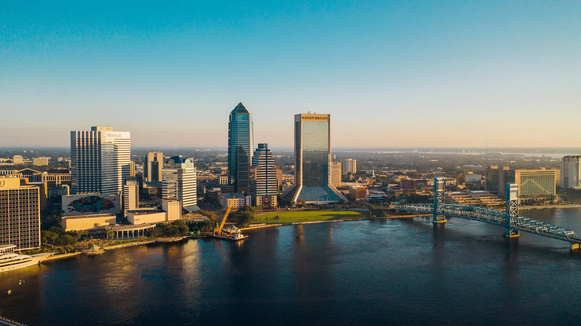 Het centrum van Jacksonville Florida met de St. Johns River op de voorgrond