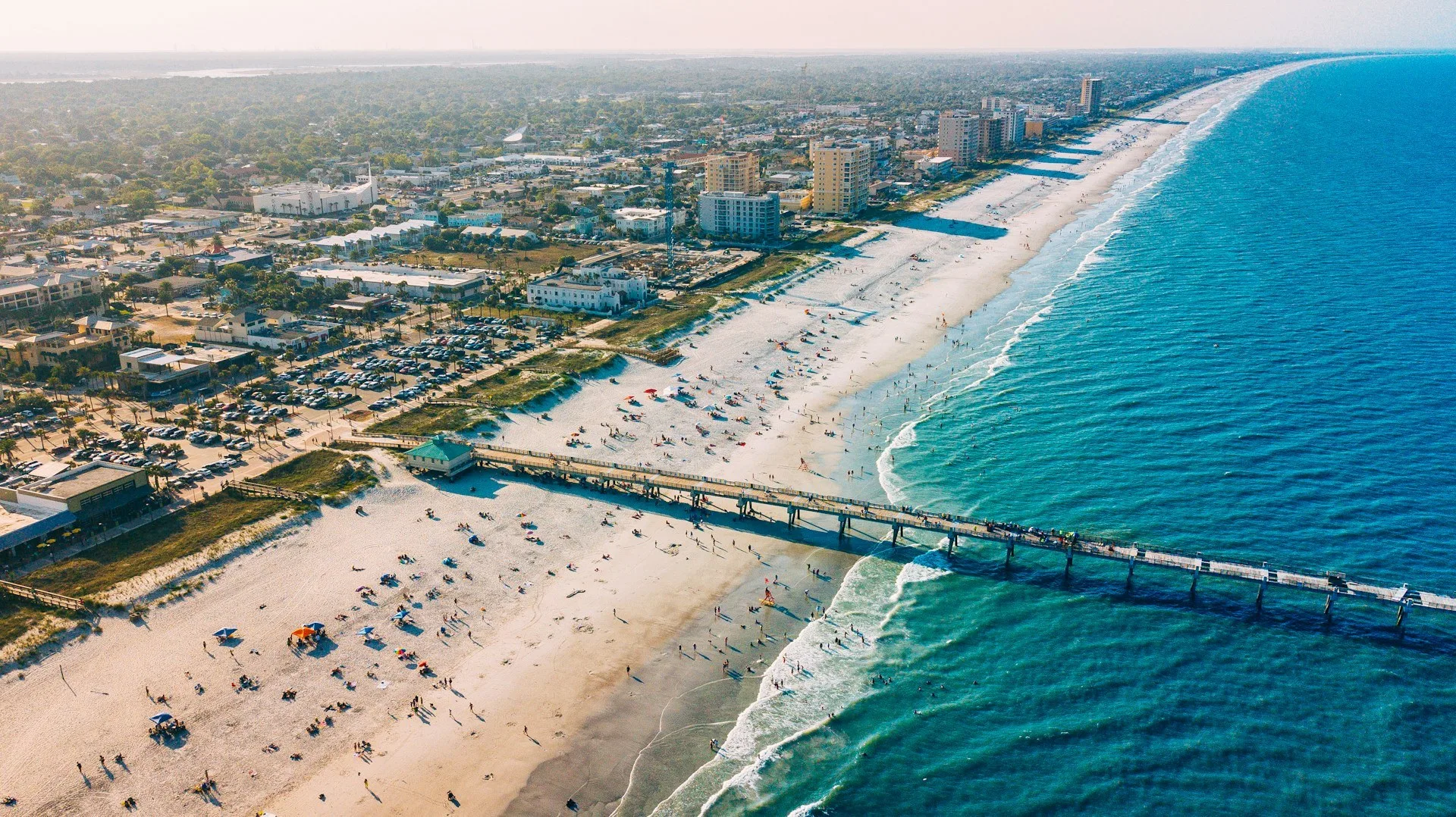 Luchtfoto van de kustlijn van Jacksonville, Florida met de pier