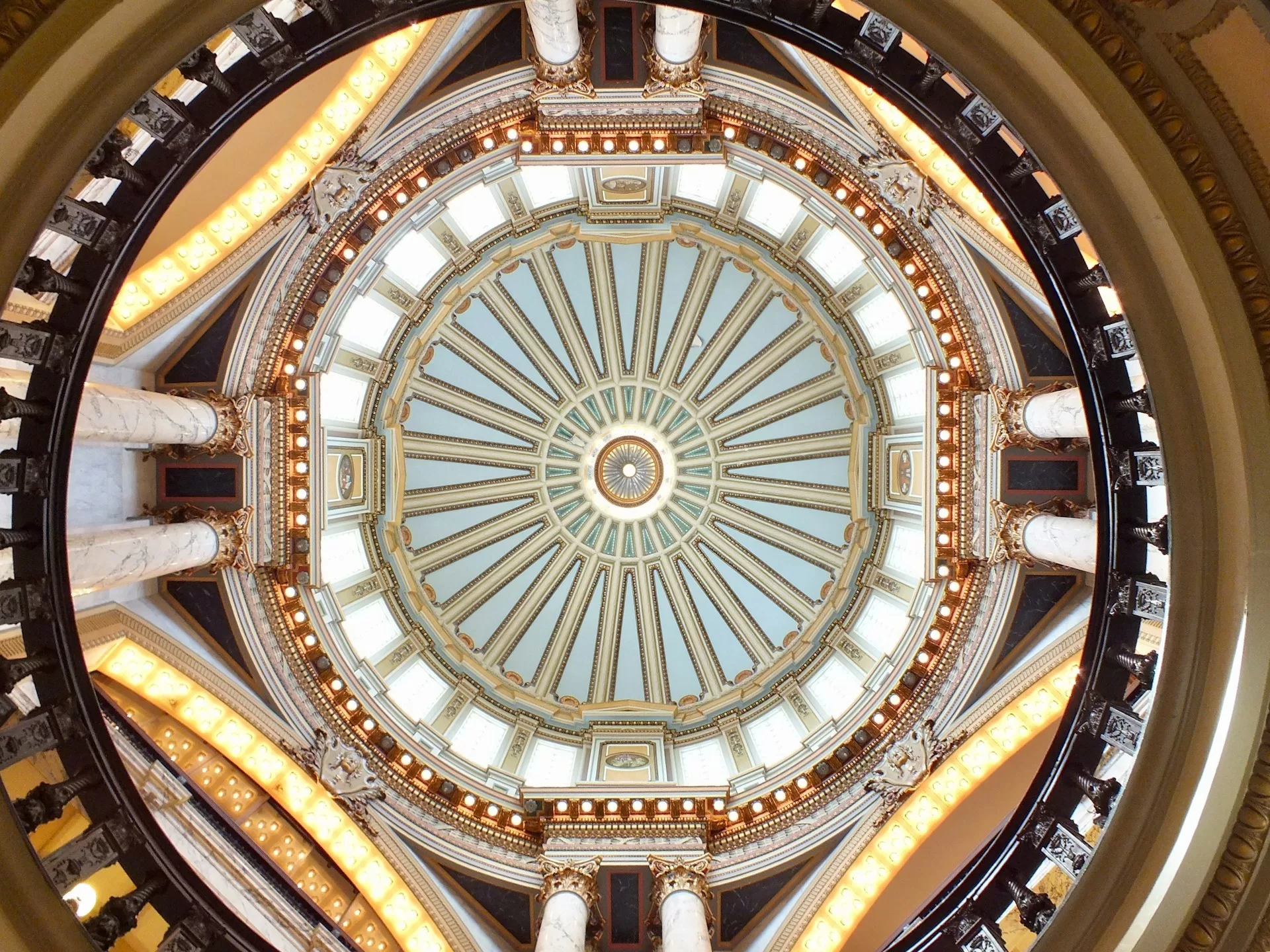 De koepel van het Jackson Mississippi State Capitol van binnenuit