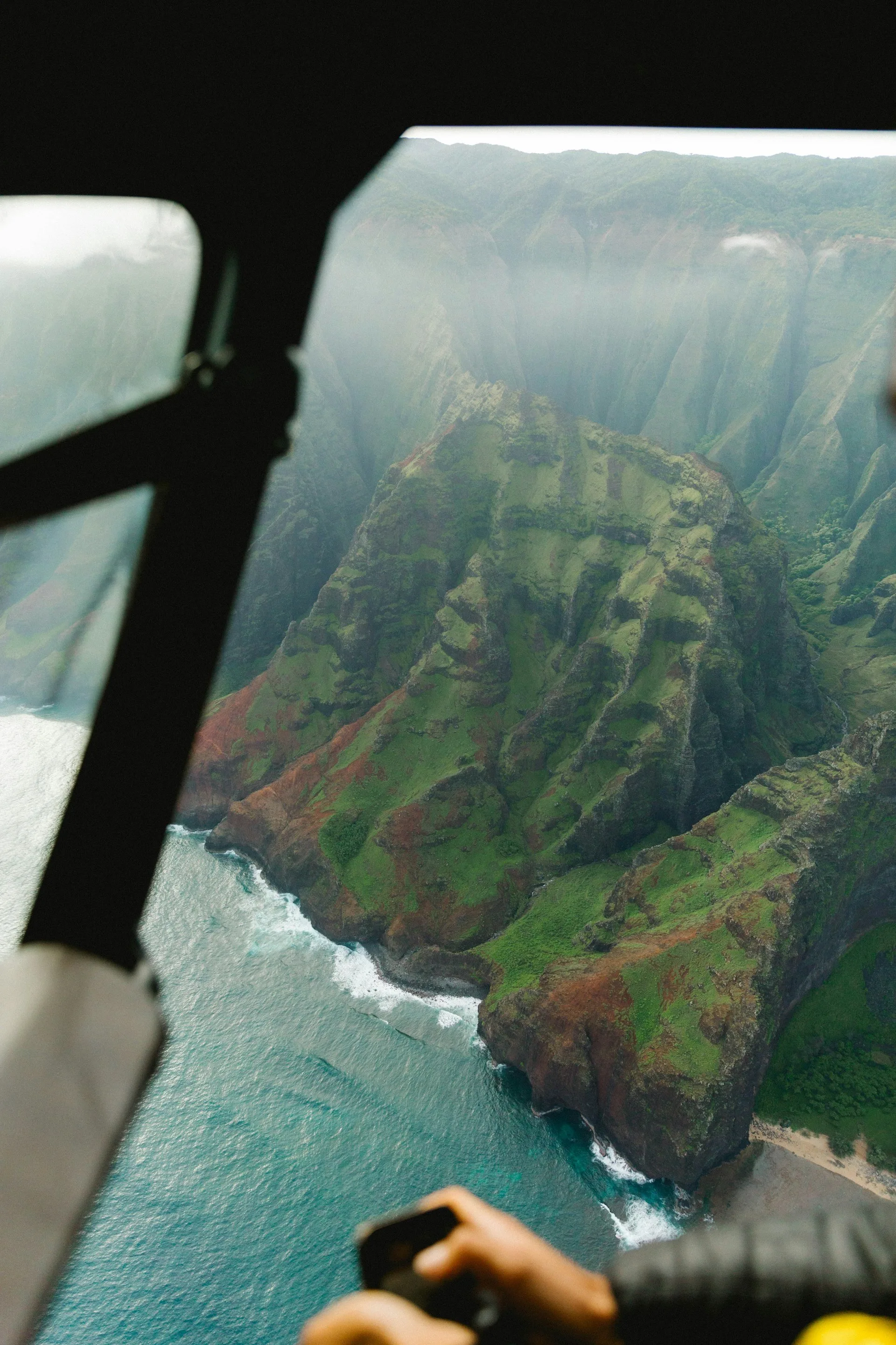 Uitzicht vanuit de Helikopter op de kustlijn van Kauai