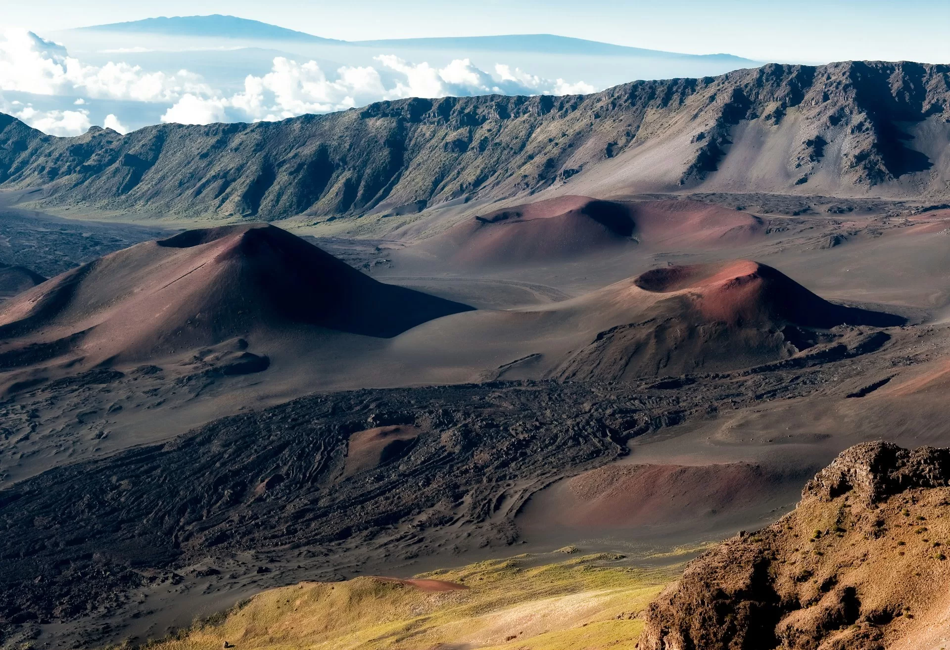 Haleakala Highway in Maui, Hawaï, met uitzicht op droge, zandachtige bergen en rotsachtige landschappen