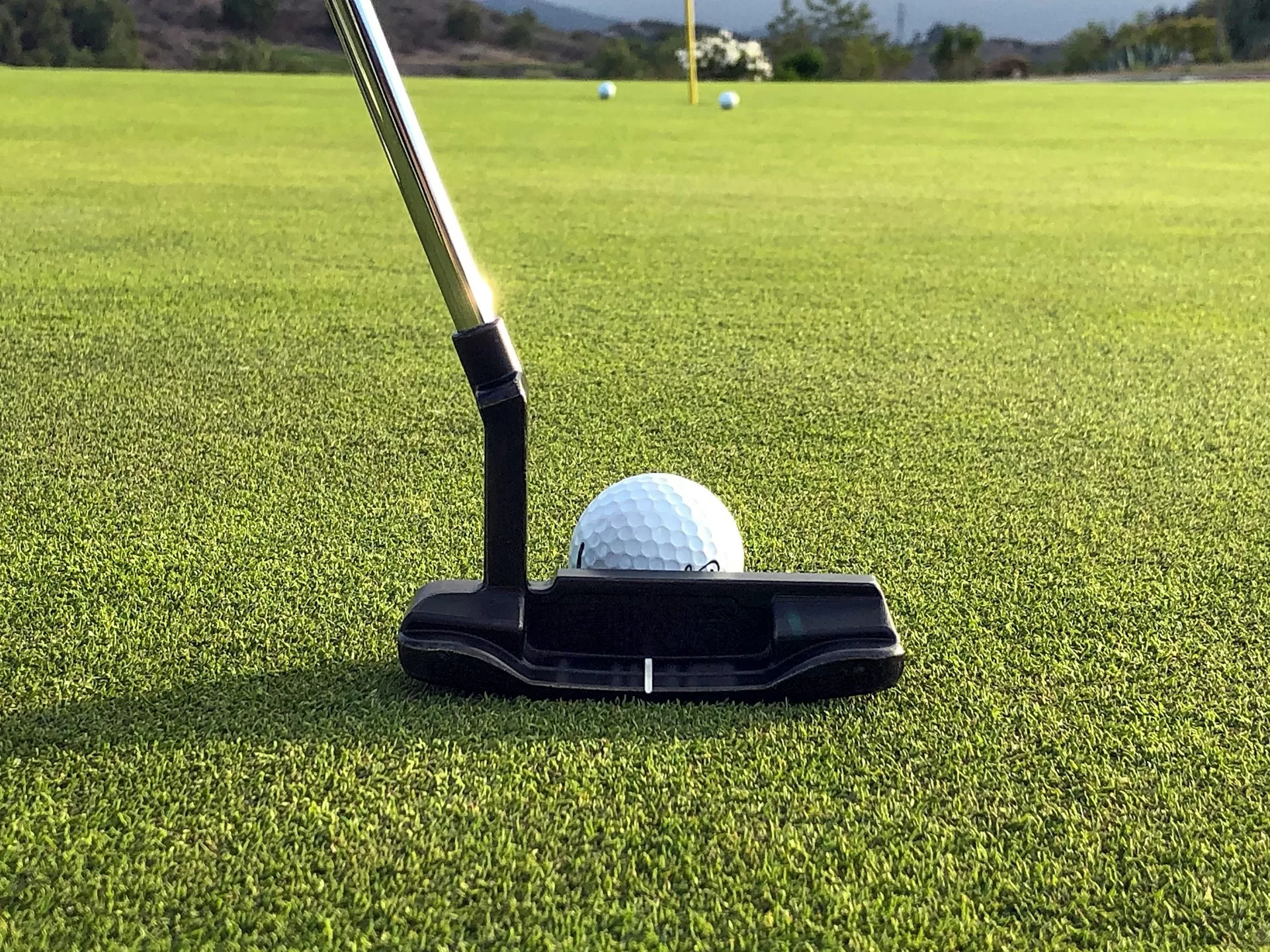 Clubkop van een golfclub tegen een golfbal