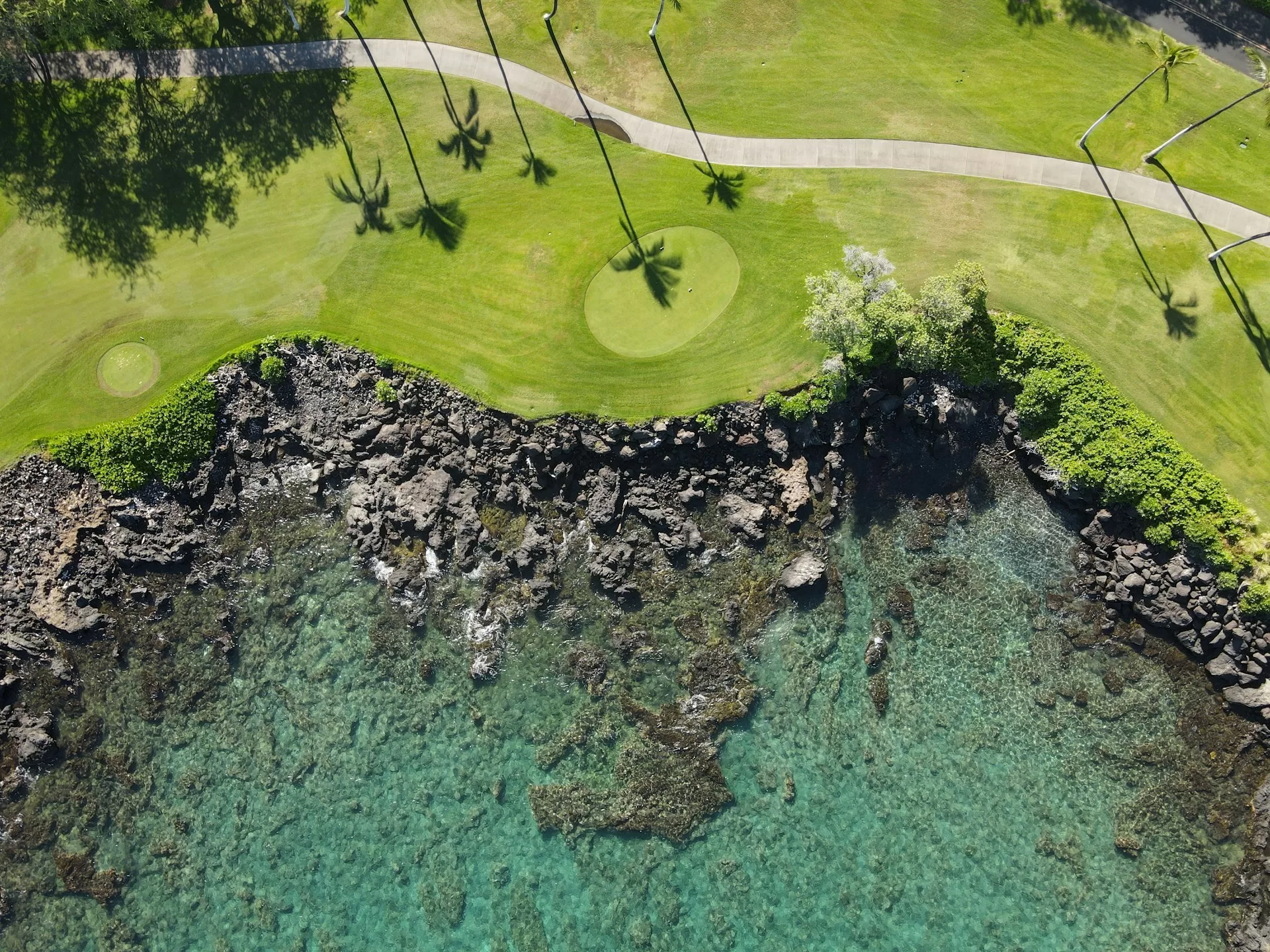 Een luchtfoto van een golfbaan bij de kust van Big Island op Hawaii