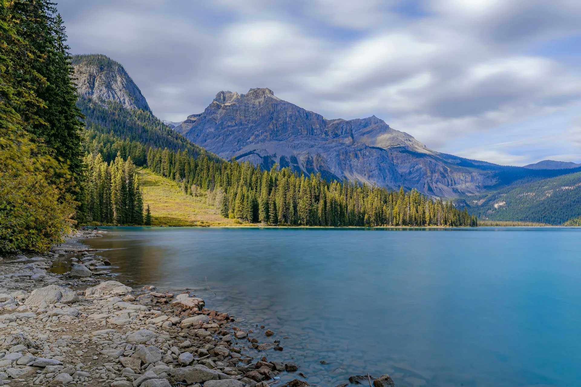 Emerald Lake met bergen op de achtergrond in British Columbia