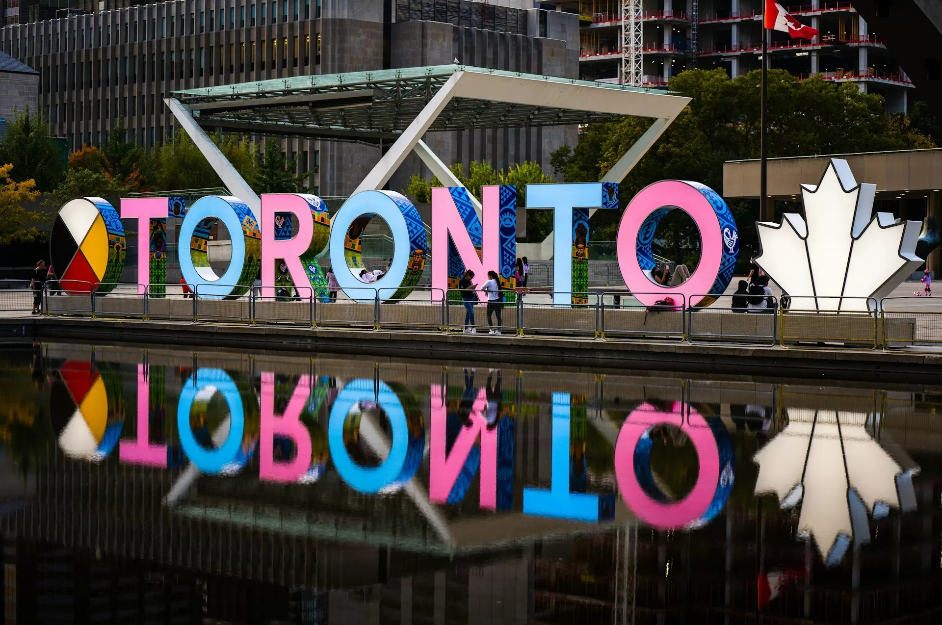 Een gekleurd Toronto sign voor City Hall in Queen Street