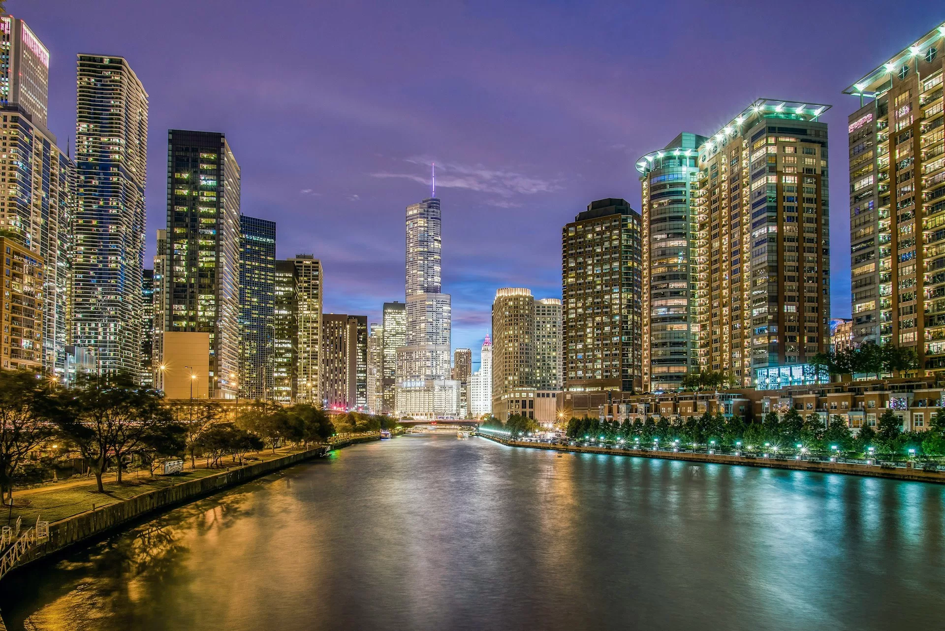 De Chicago River tussen de verlichte wolkenkrabbers van Chicago