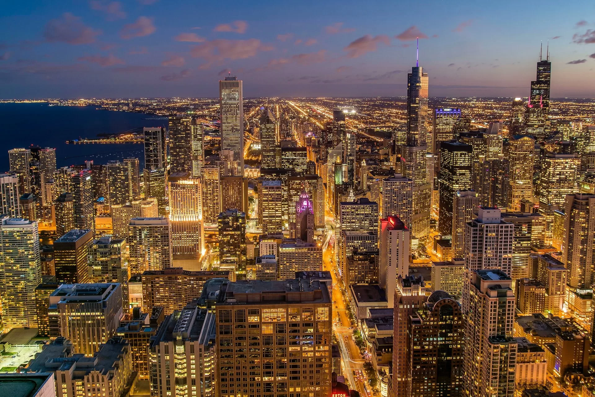 De verlichte wolkenkrabbers van Chicago