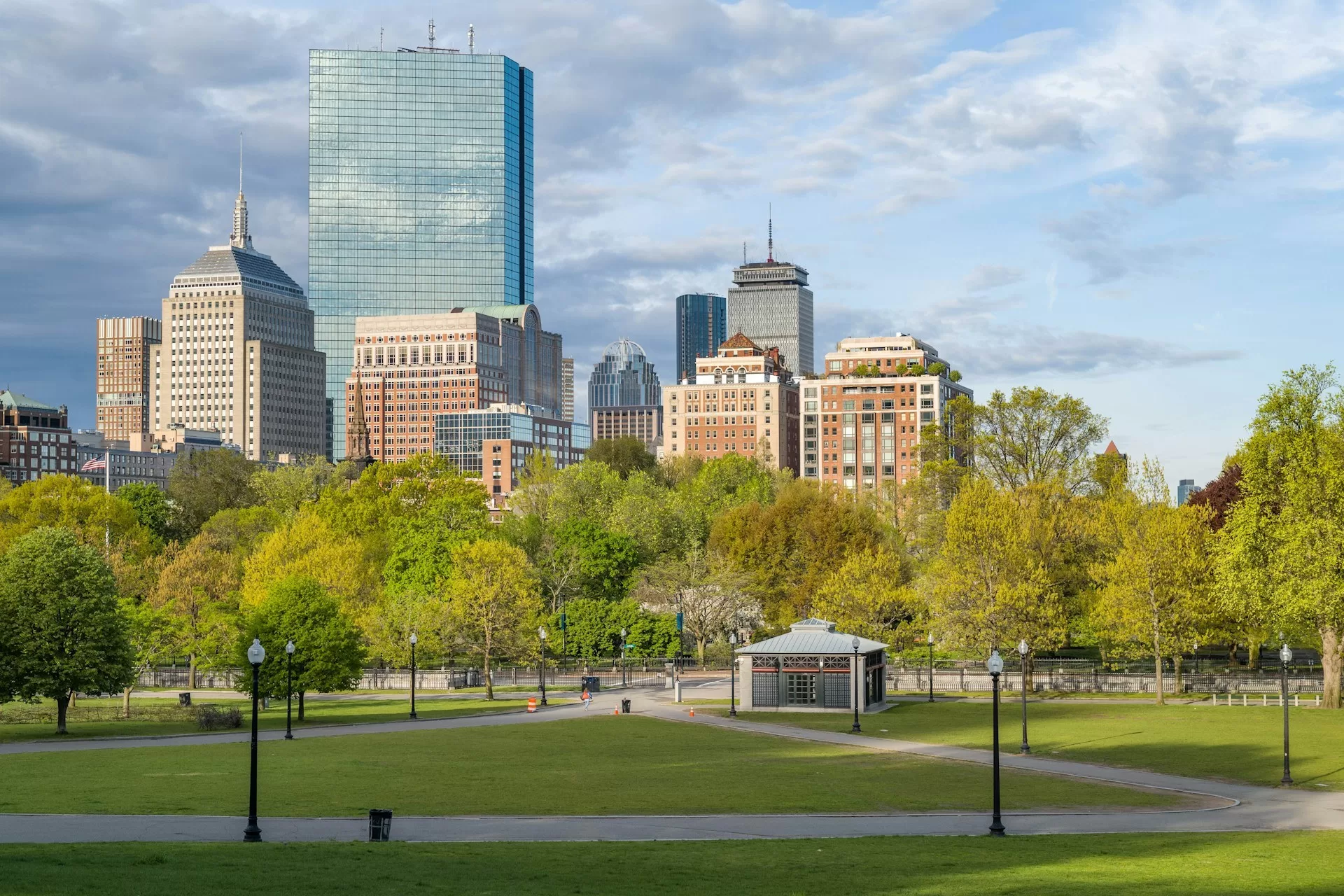 Het oudste publieke park Boston Common met de skyline van Boston op de achtergrond