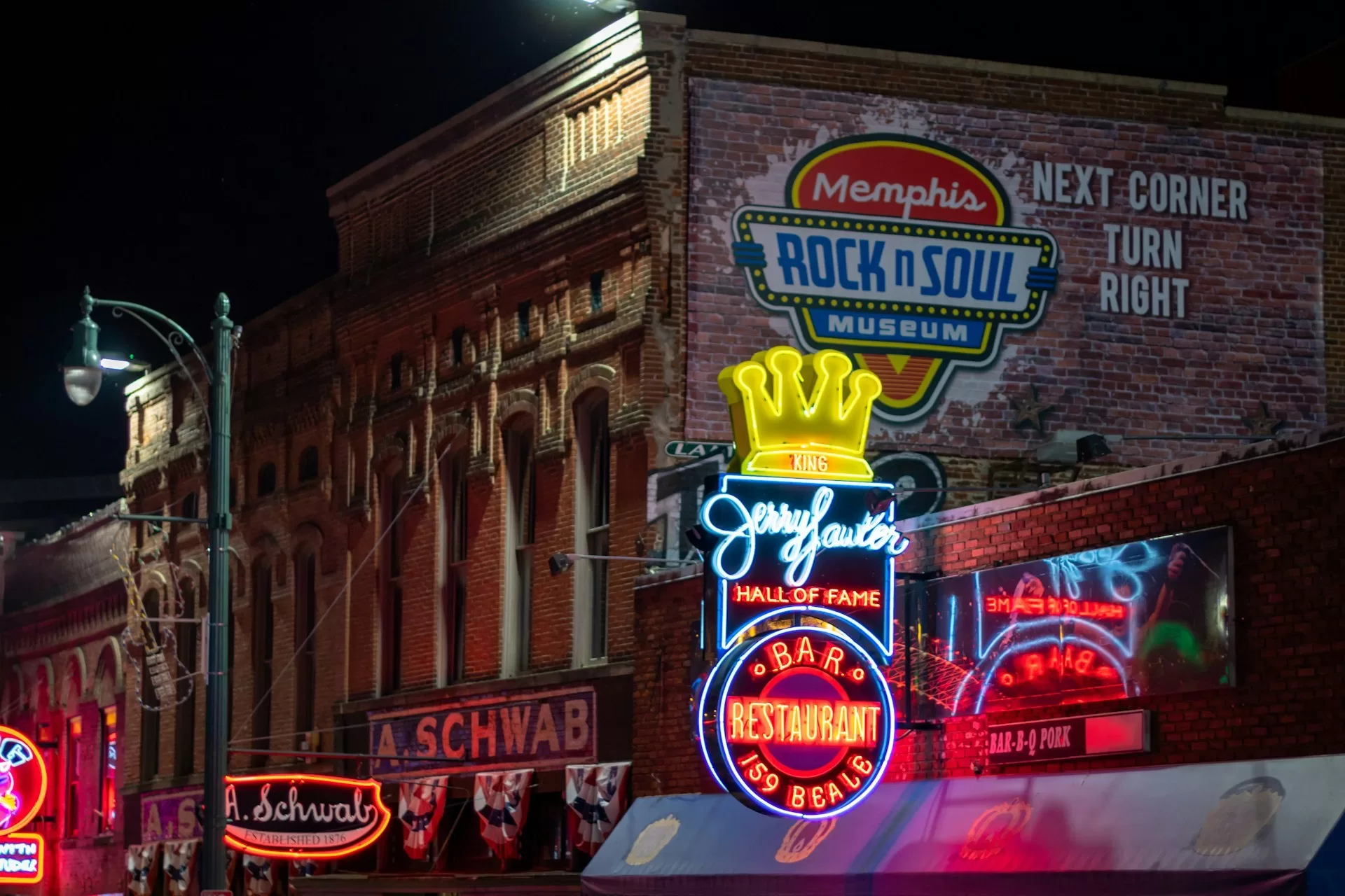 Neonborden en het historische Schwab warenhuis in Beale Street Memphis