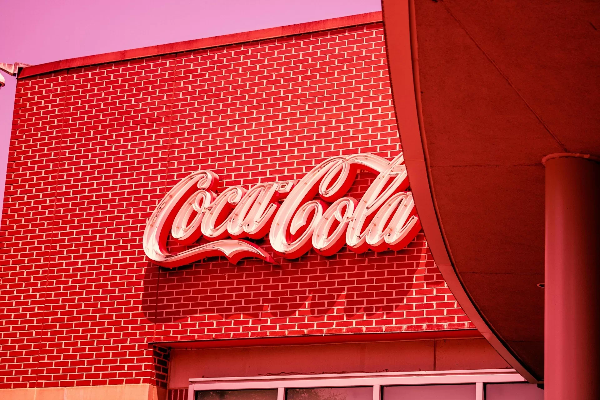 De gevel met het Coca Cola Sign van World of Coca Cola in Atlanta Georgia