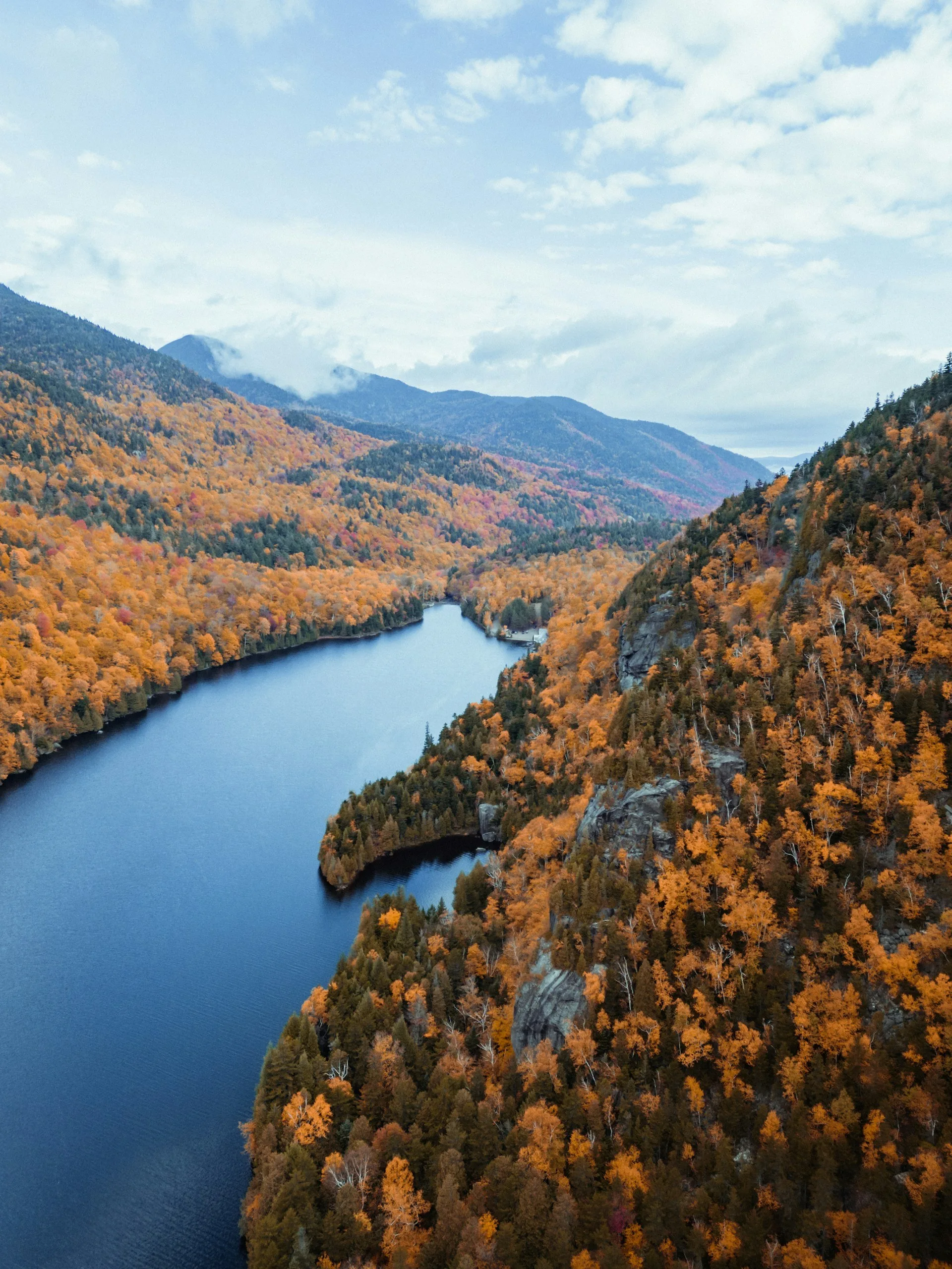 Oranjegekleurde bomen langs een rivier in Adirondack National Park Oost Amerika