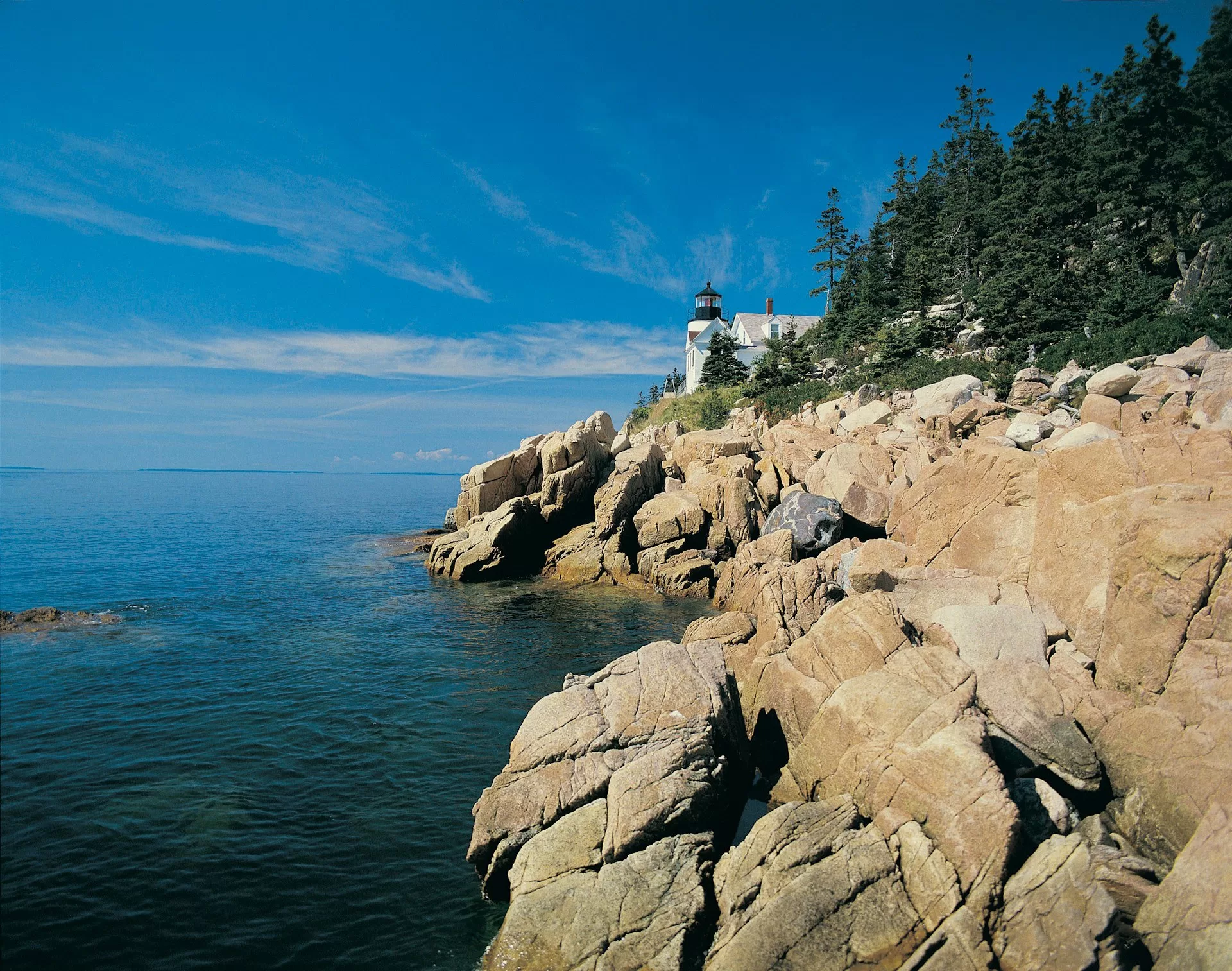 De rotsachtige kustlijn met vuurtoren van Bar Harbor, Acadia National Park