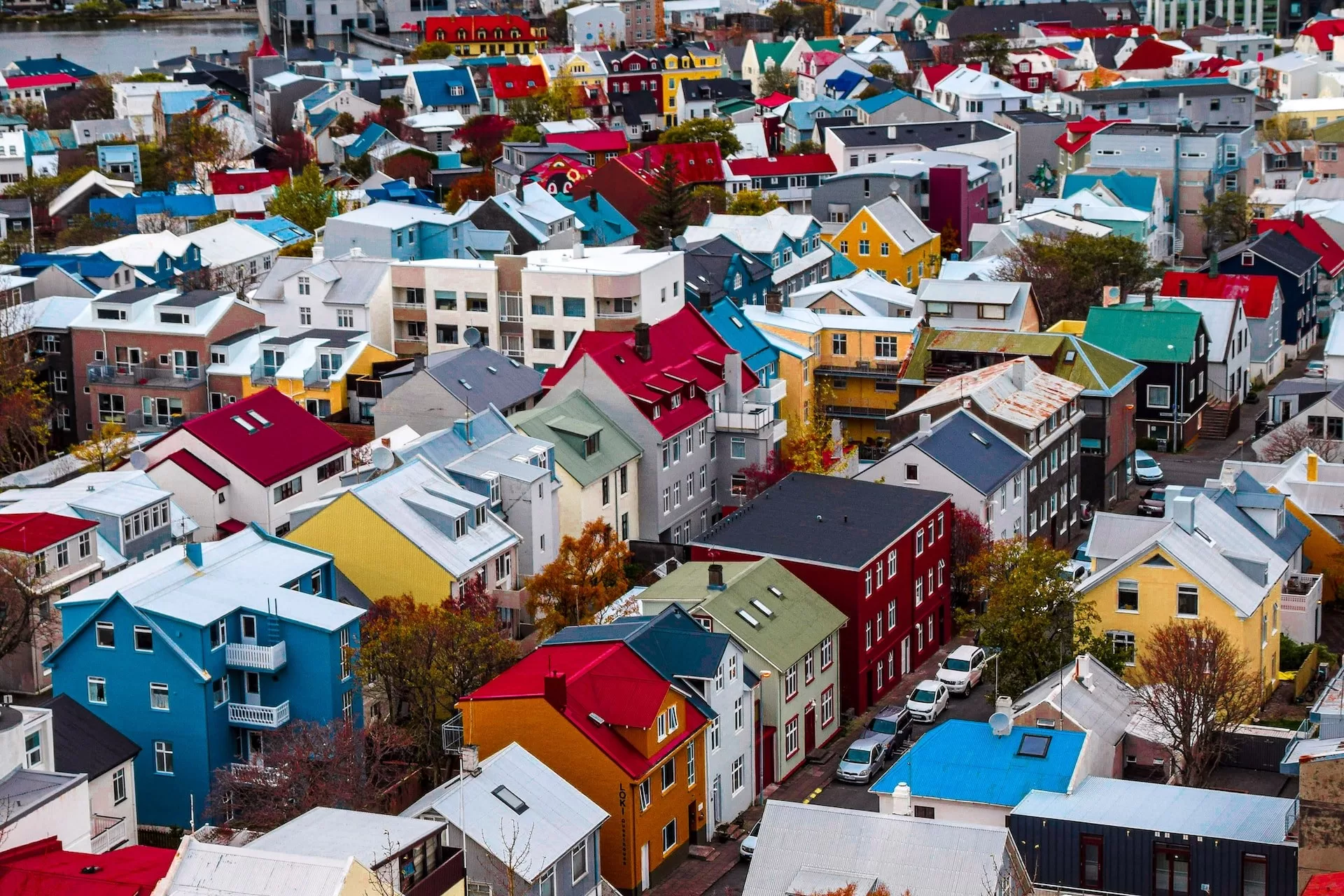 De gekleurde huizen in Reykjavík, IJsland