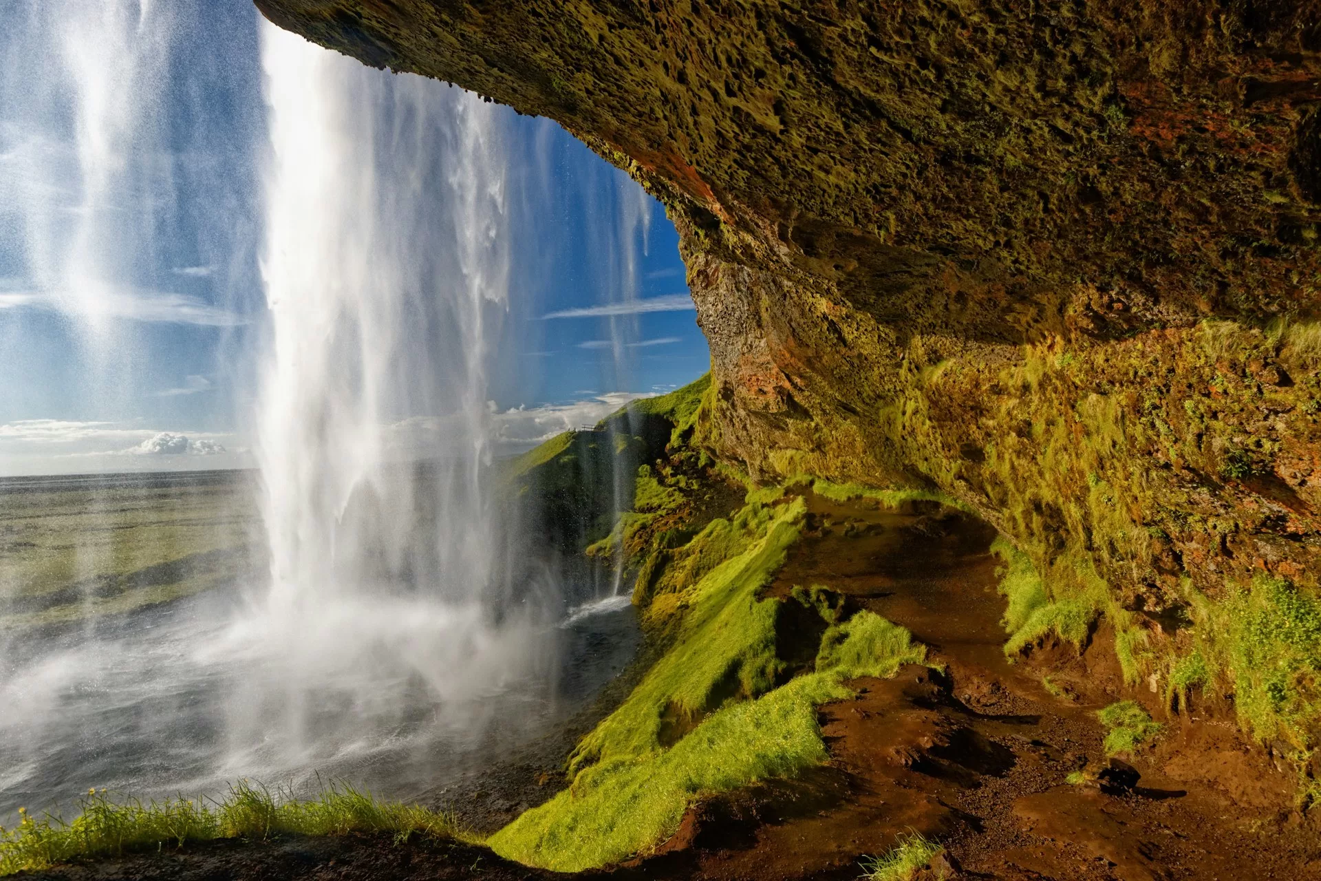 Een waterval van binnenuit in Seljalandsfoss, IJsland