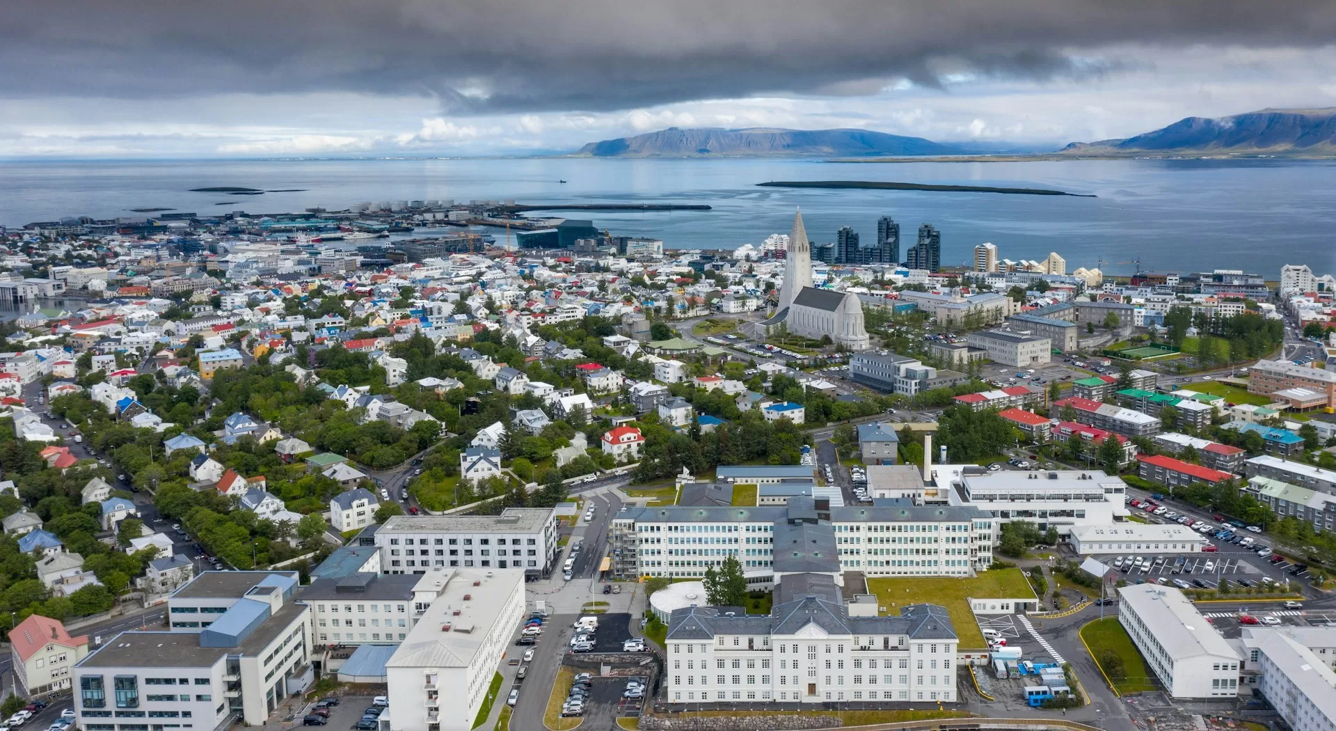 Luchtfoto van de stad Reykjavík met de baai de achtergrond