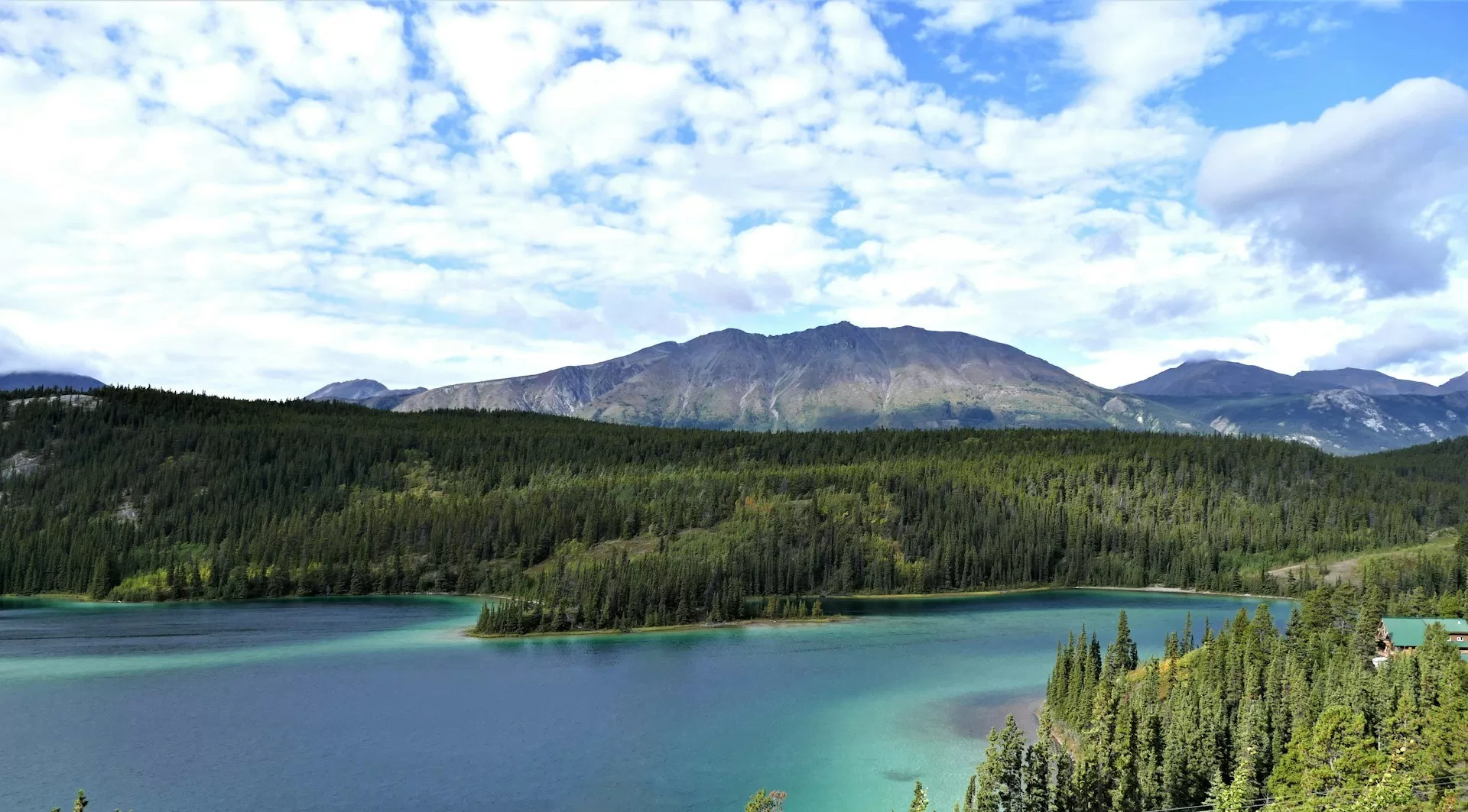 Emerald Lake in Whitehorse, Yukon met de bergen op de achtergrond