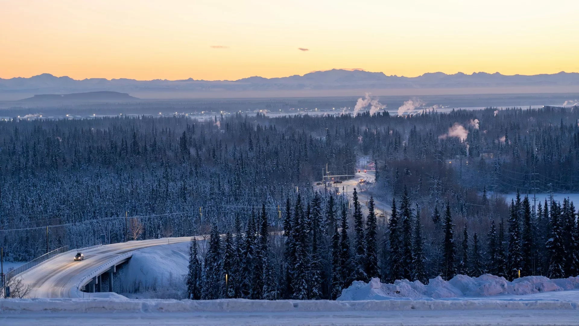Uitzicht over de besneeuwde Yukon Drive in Fairbanks