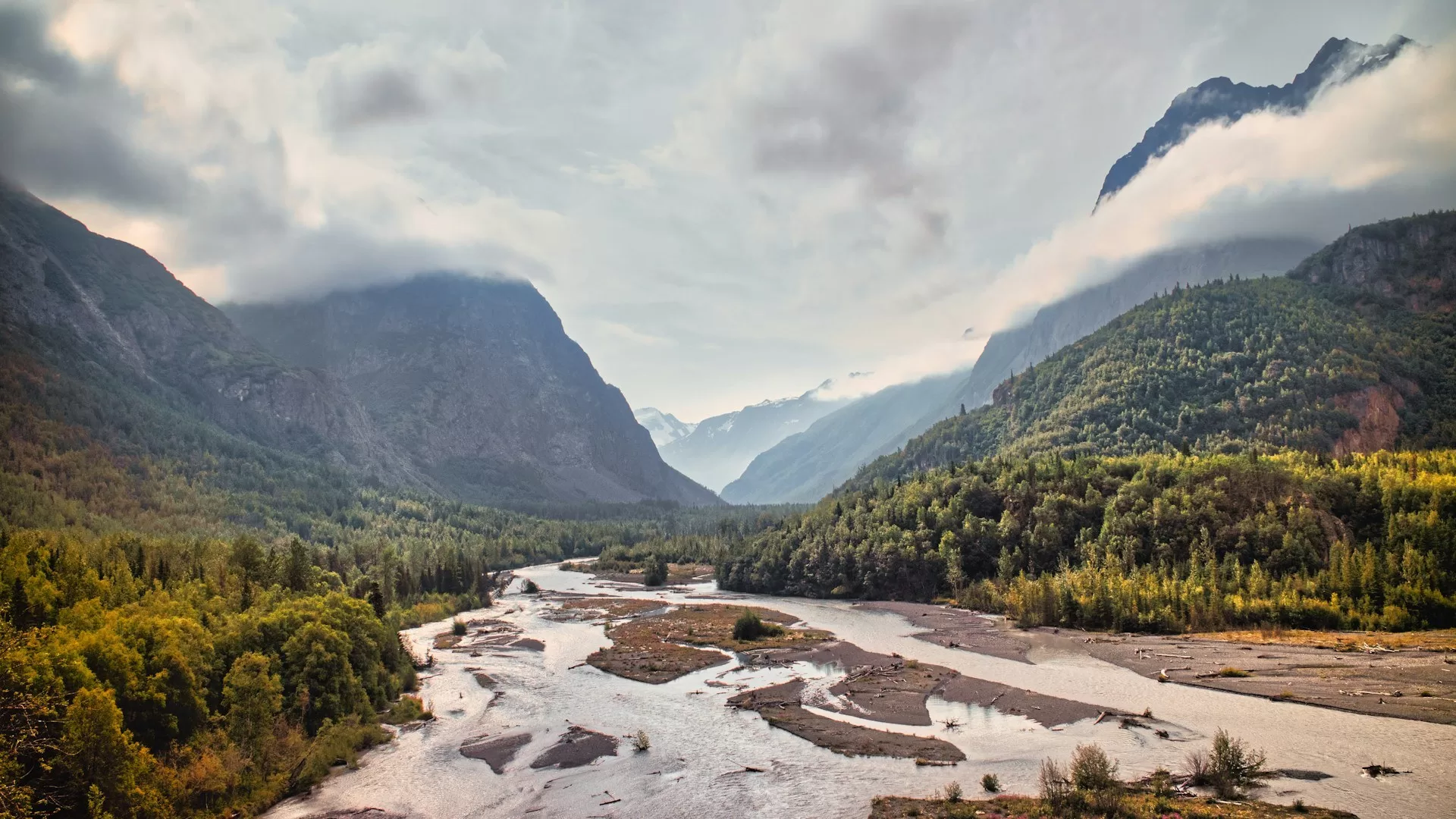 Rivierstroompjes voor de Chugach Mountains in Anchorage, Alaska