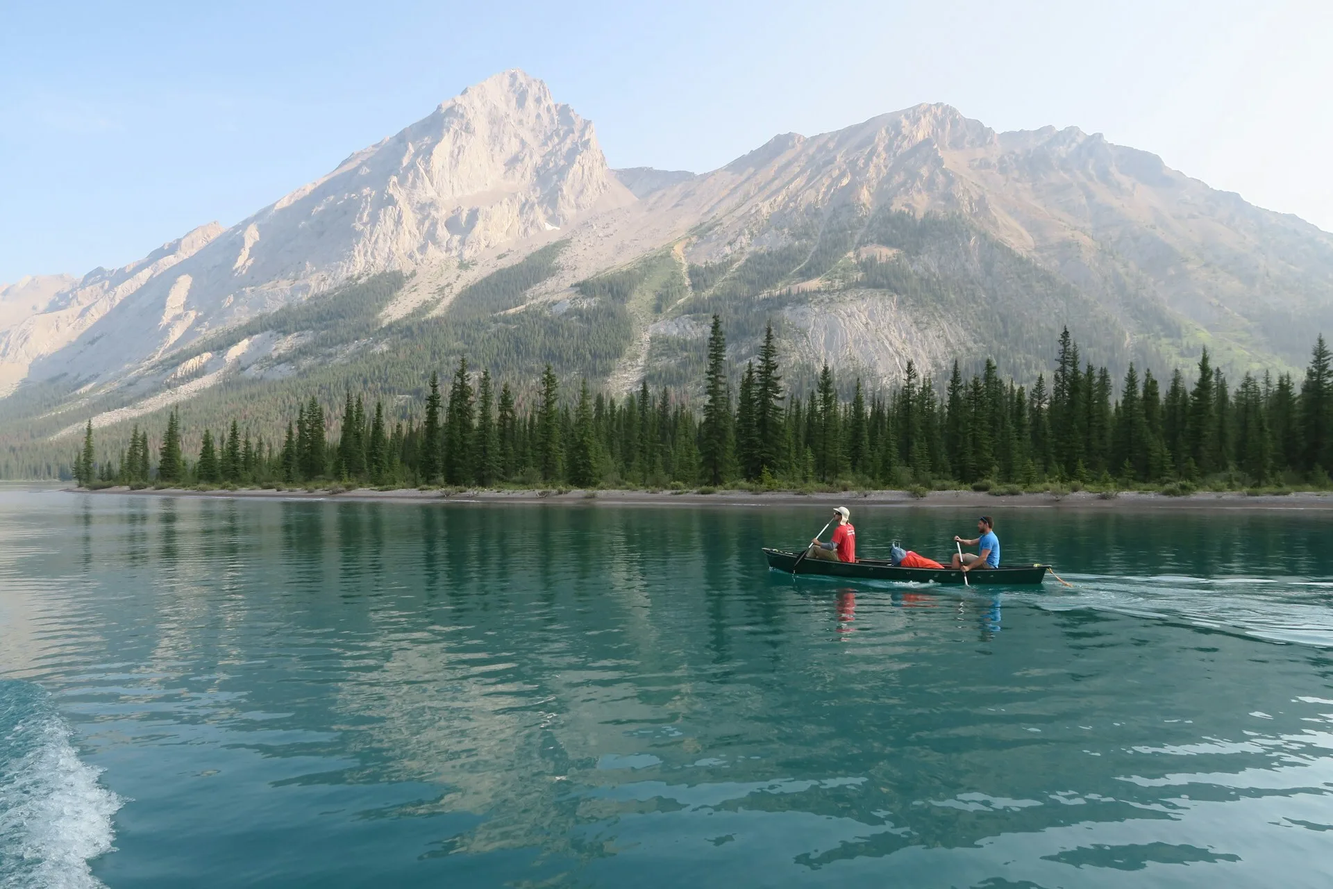 Kajakken op Maligne Lake in West Canada