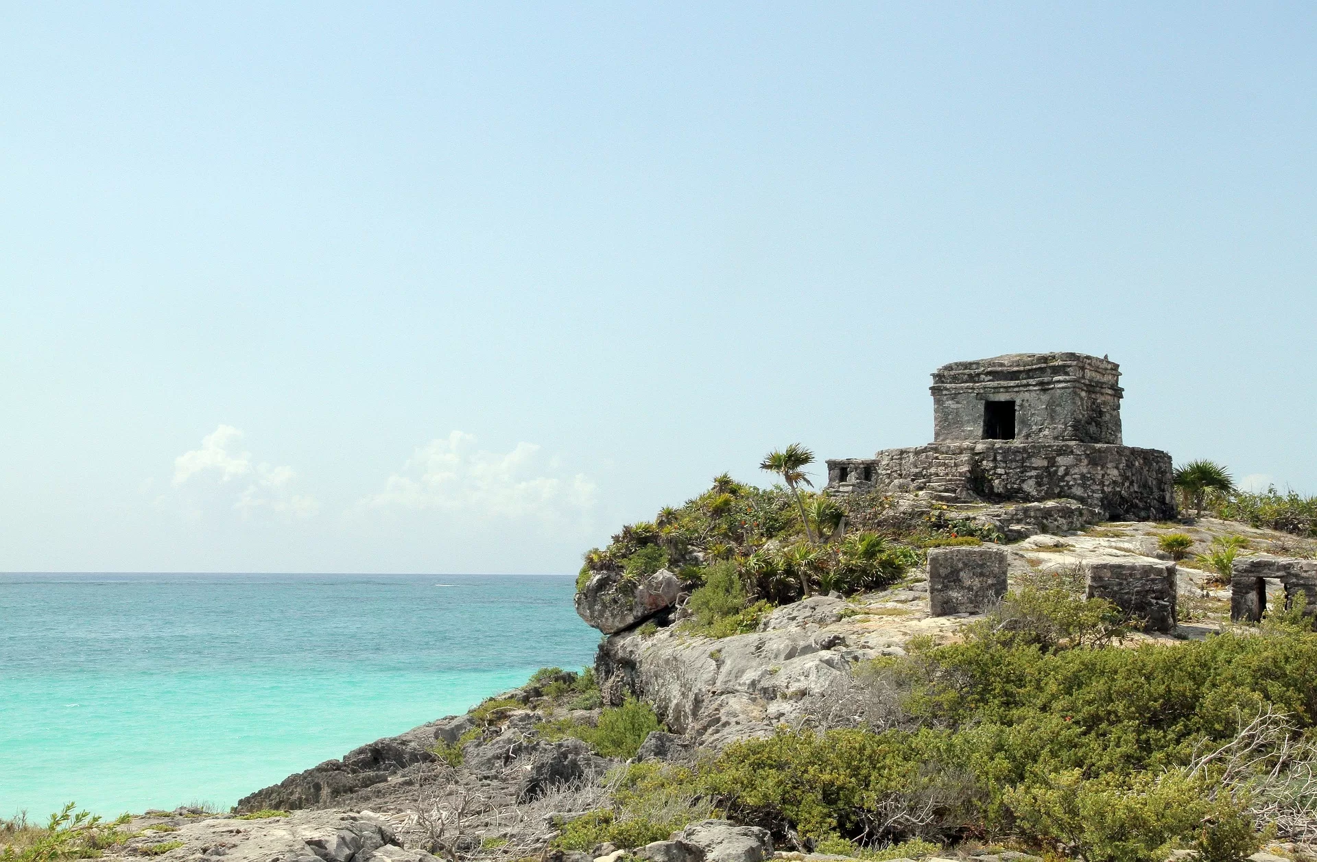 Ruïne met de azuurblauwe zee op de achtergrond in Tulum, Mexico