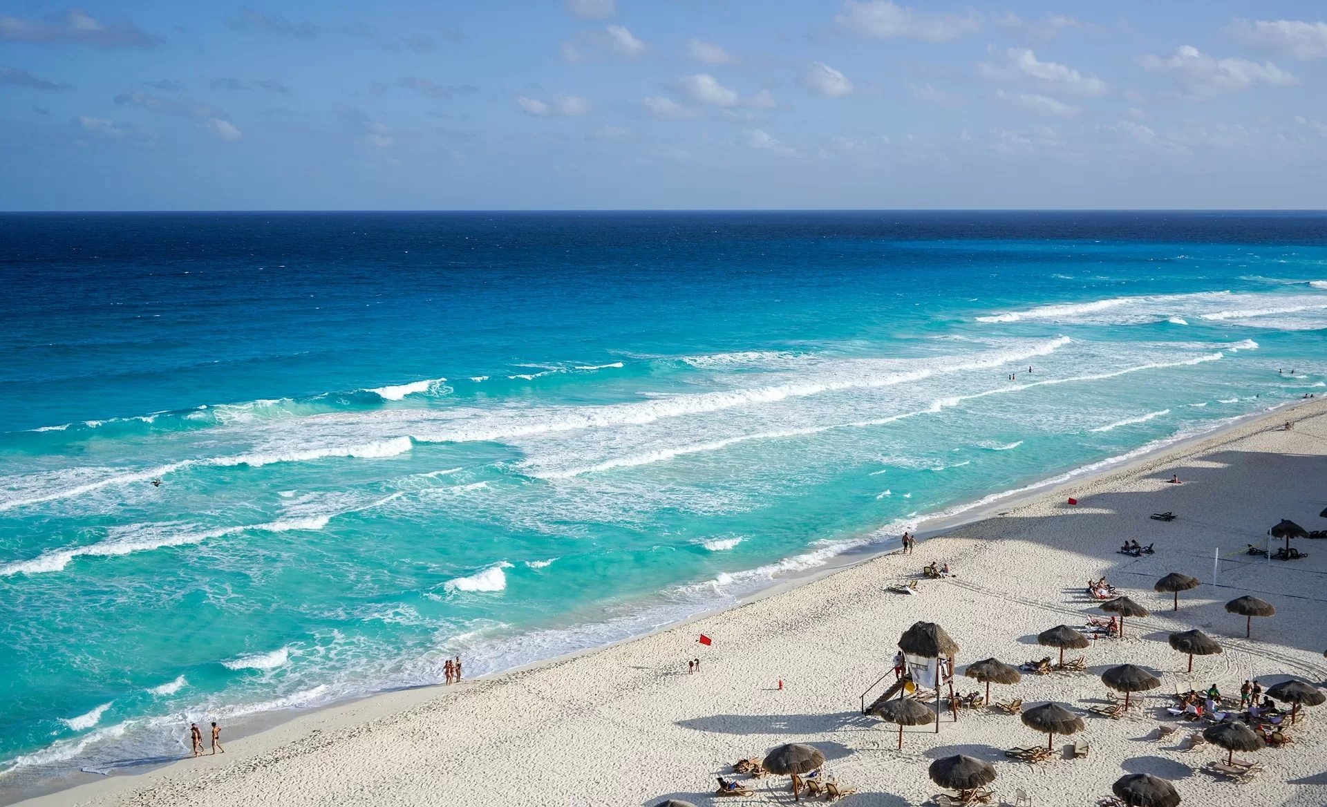 Een wit zandstrand met helderblauw water in Mexico