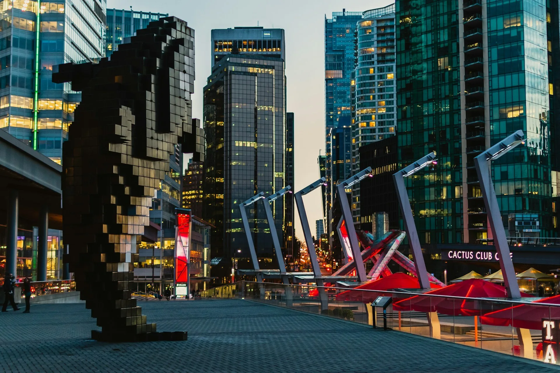 Orca standbeeld in downtown Vancouver