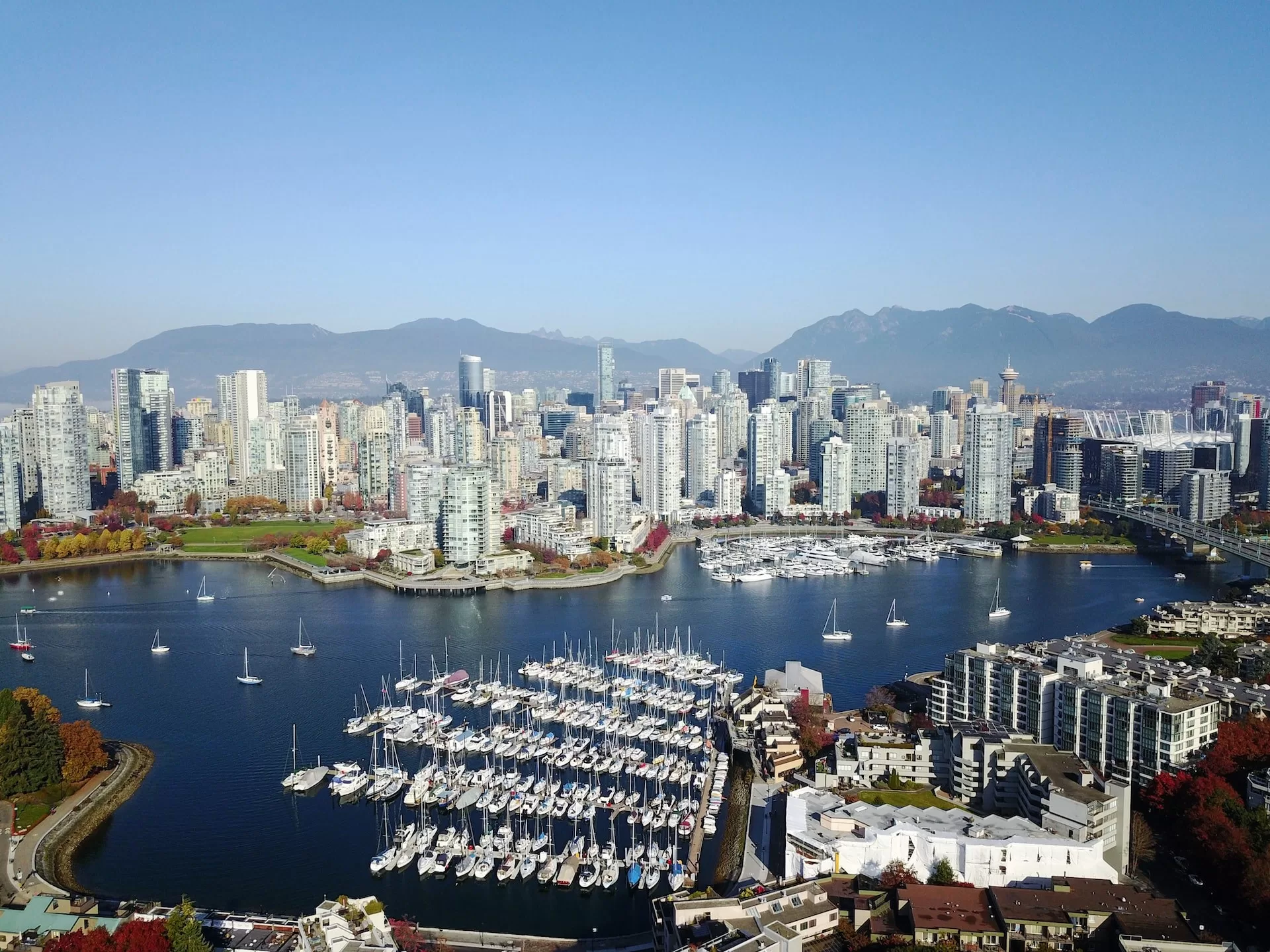 Jachthaven met op de achtergrond de skyline van Vancouver West Canada