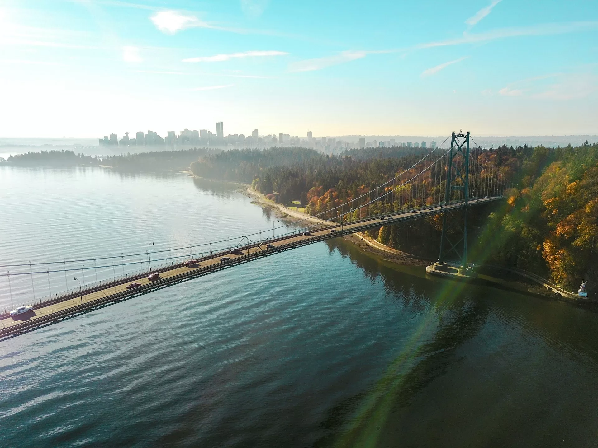 Lions Gate Bridge boven een rivier in Vancouver