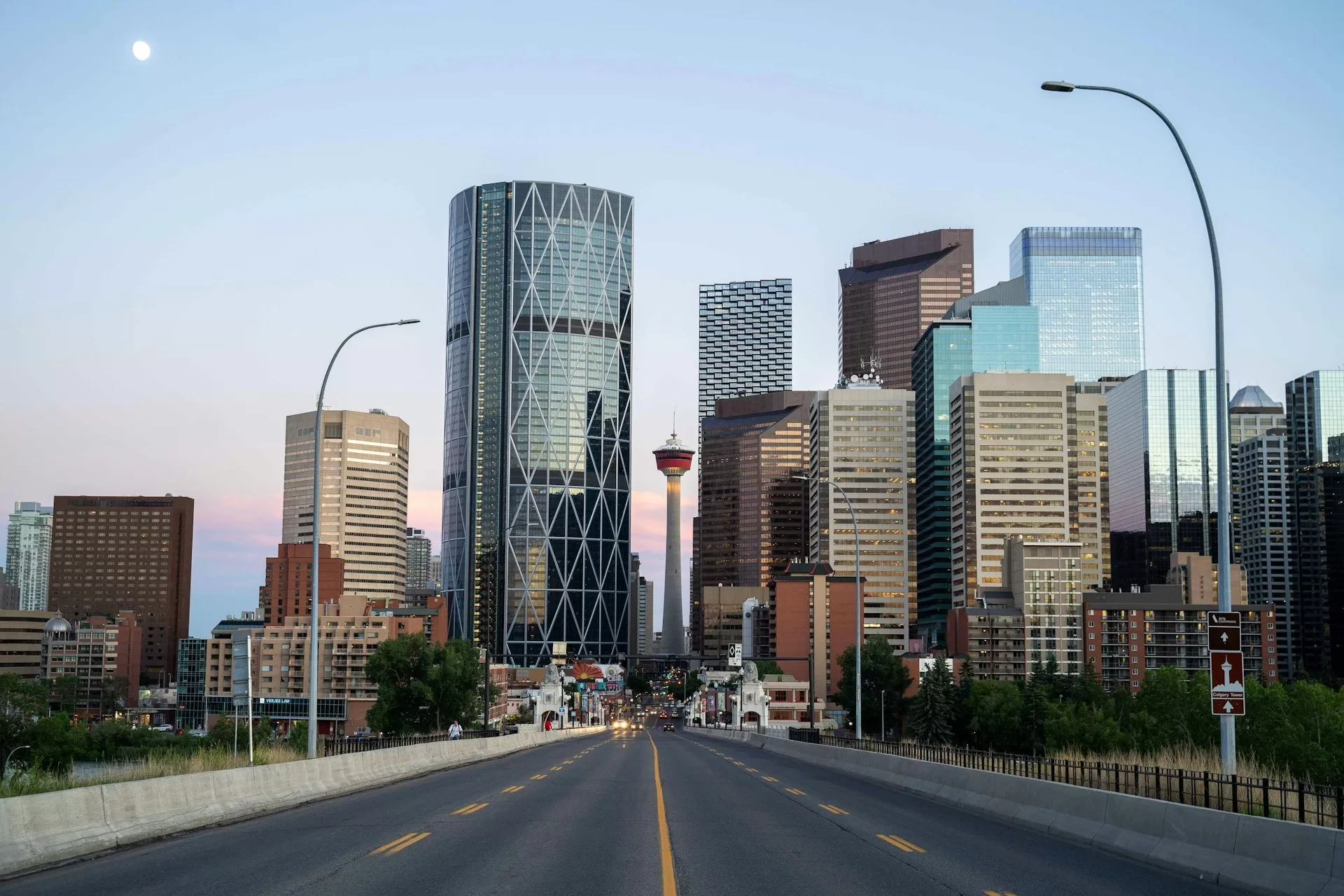 De wolkenkrabbers in Calgary met de Calgary Tower op de achtergrond