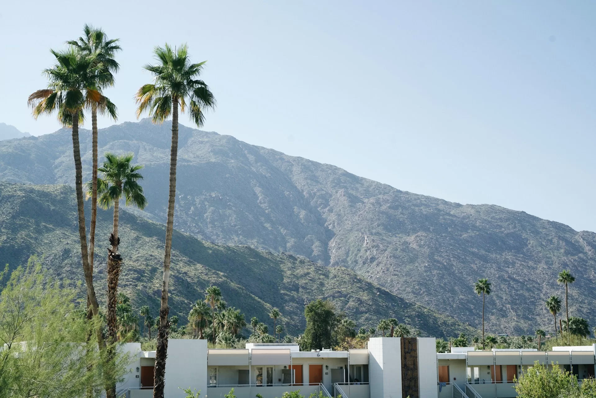Wit motel in Palm Springs met bergen op de achtergrond
