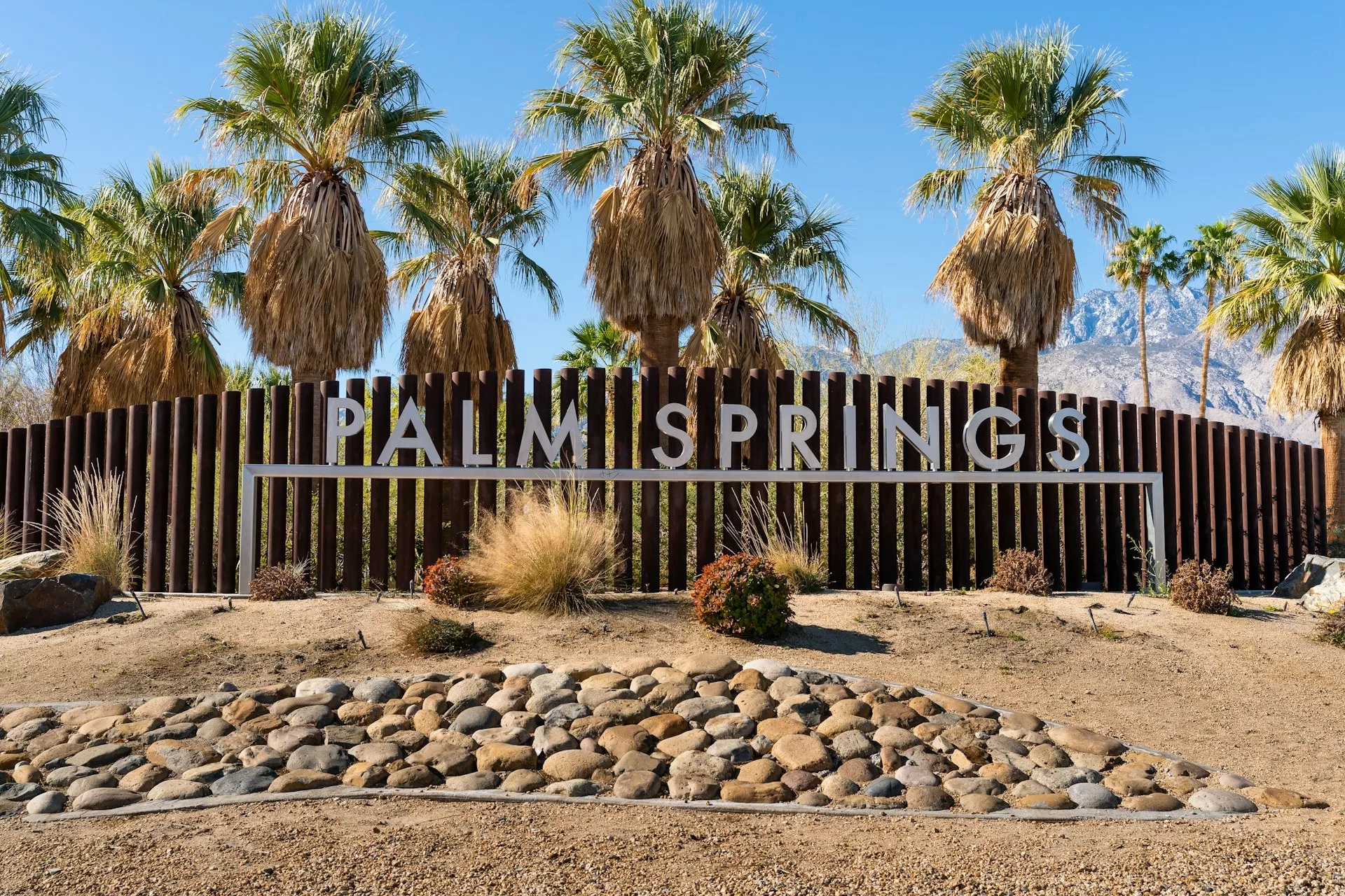 Palms Springs sign met palmbomen in Californië