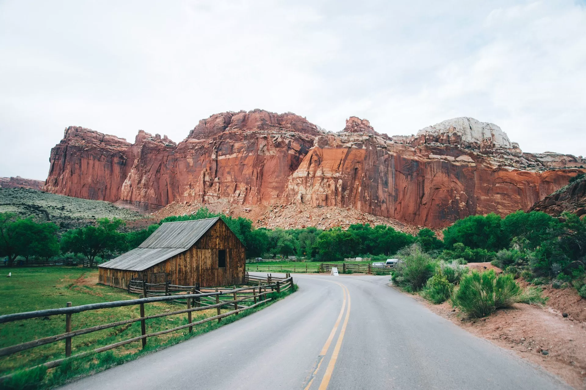 Een oude schuur langs de rotsformaties van Capitol Reef National Park in Torrey