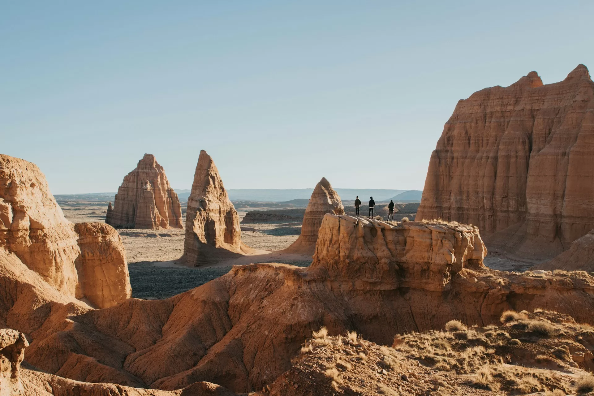 Cathedral Valley in Capitol Reef National Park, met zonlicht op de indrukwekkende rotsformaties