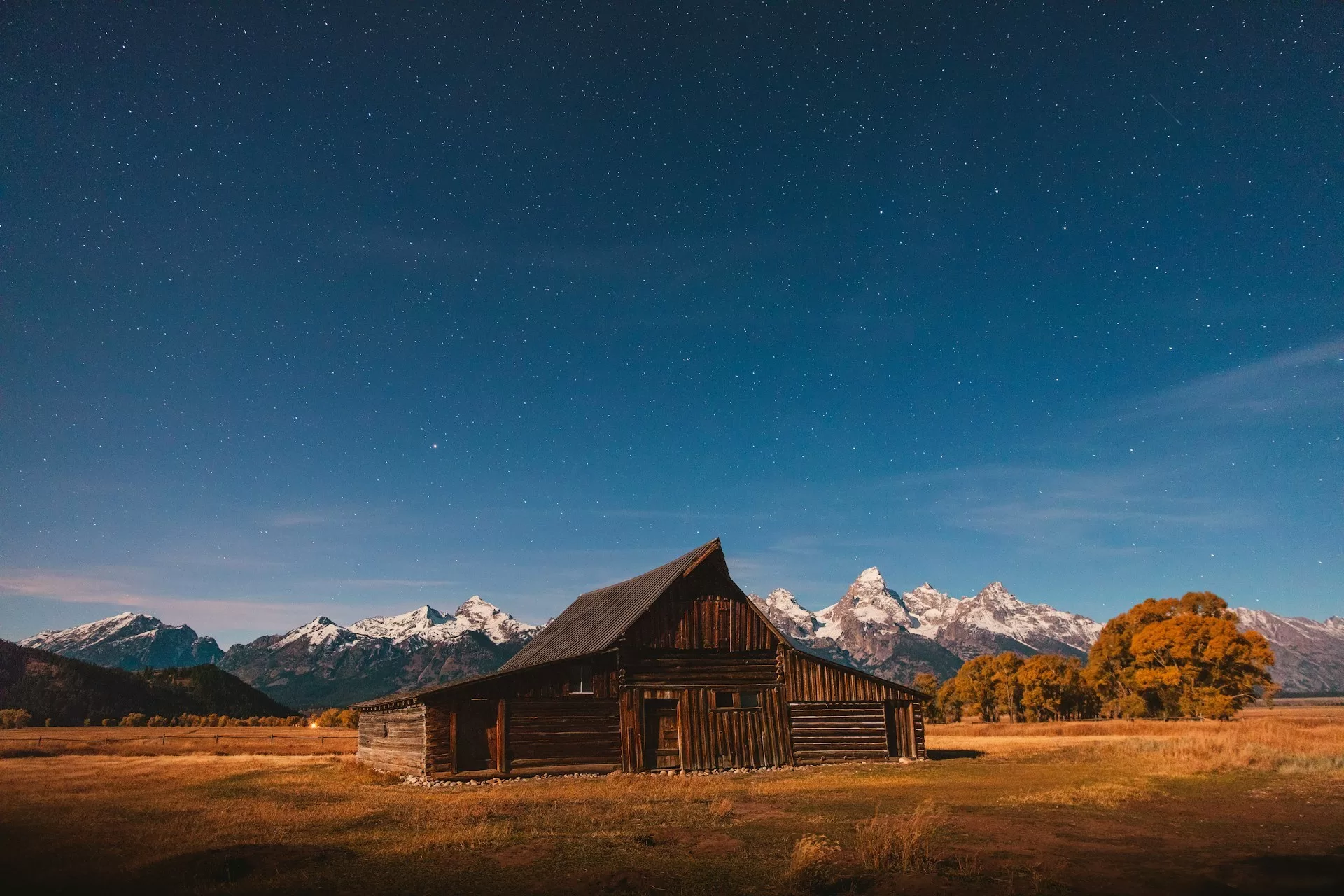 Houten schuur in Grand Teton National Park met de bergketen op de achtergrond